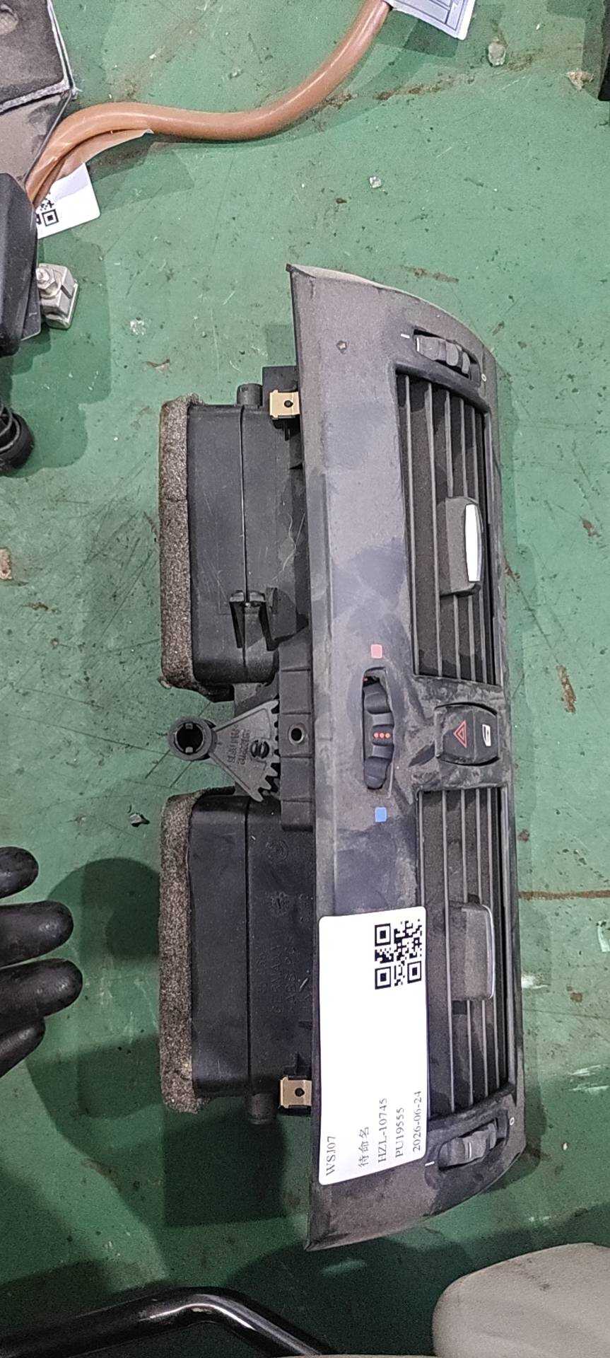 64223415965 仪表台中间出风口