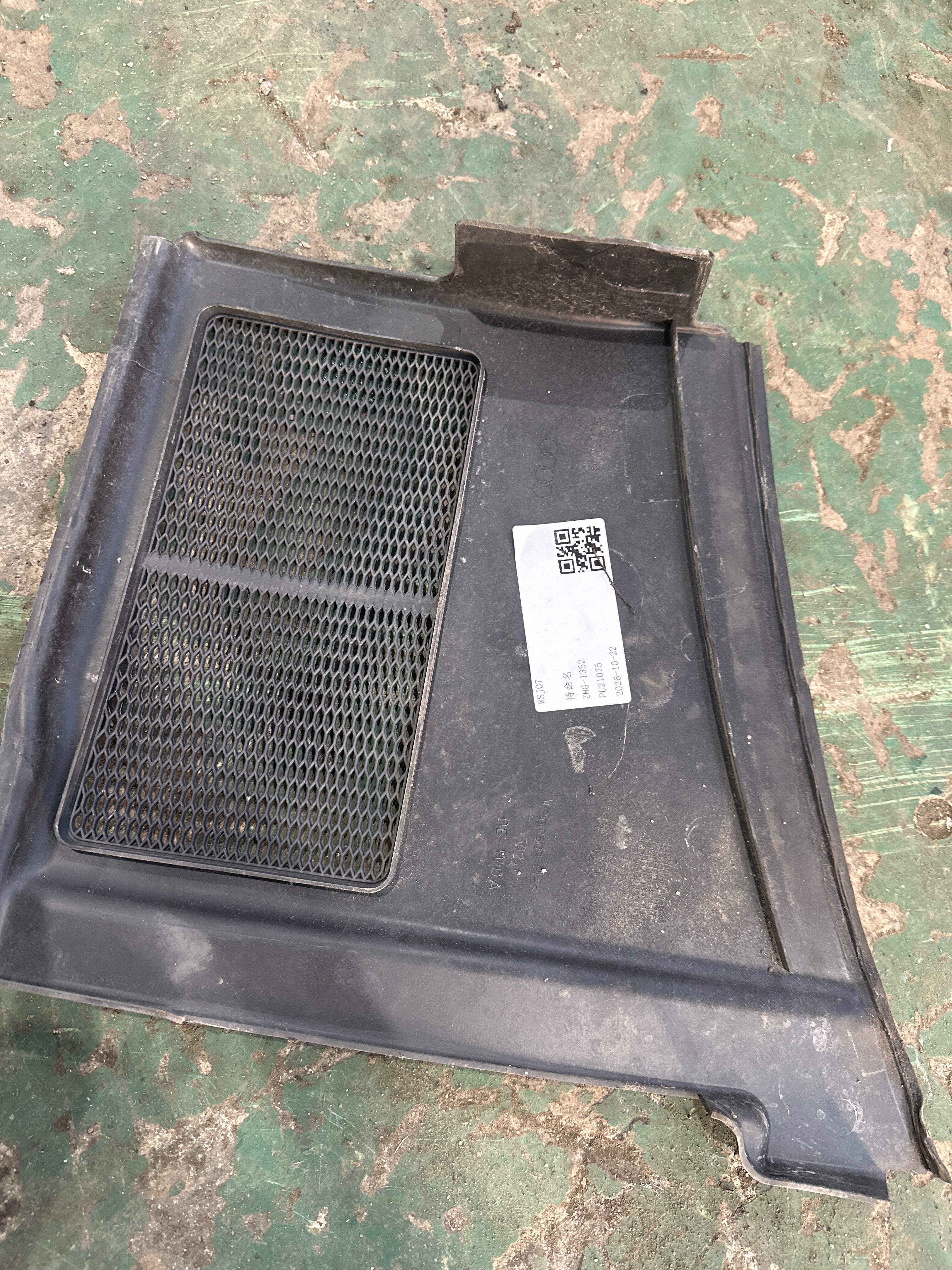 8E1819447A Front Windshield Cowl Grille, Right