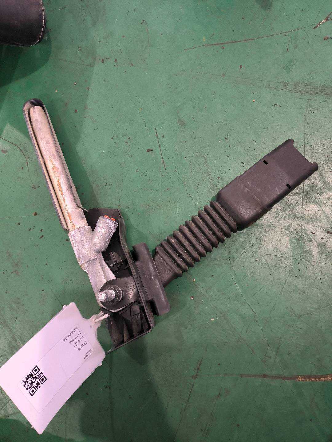 868892V70A 驾驶员座椅安全带预紧器