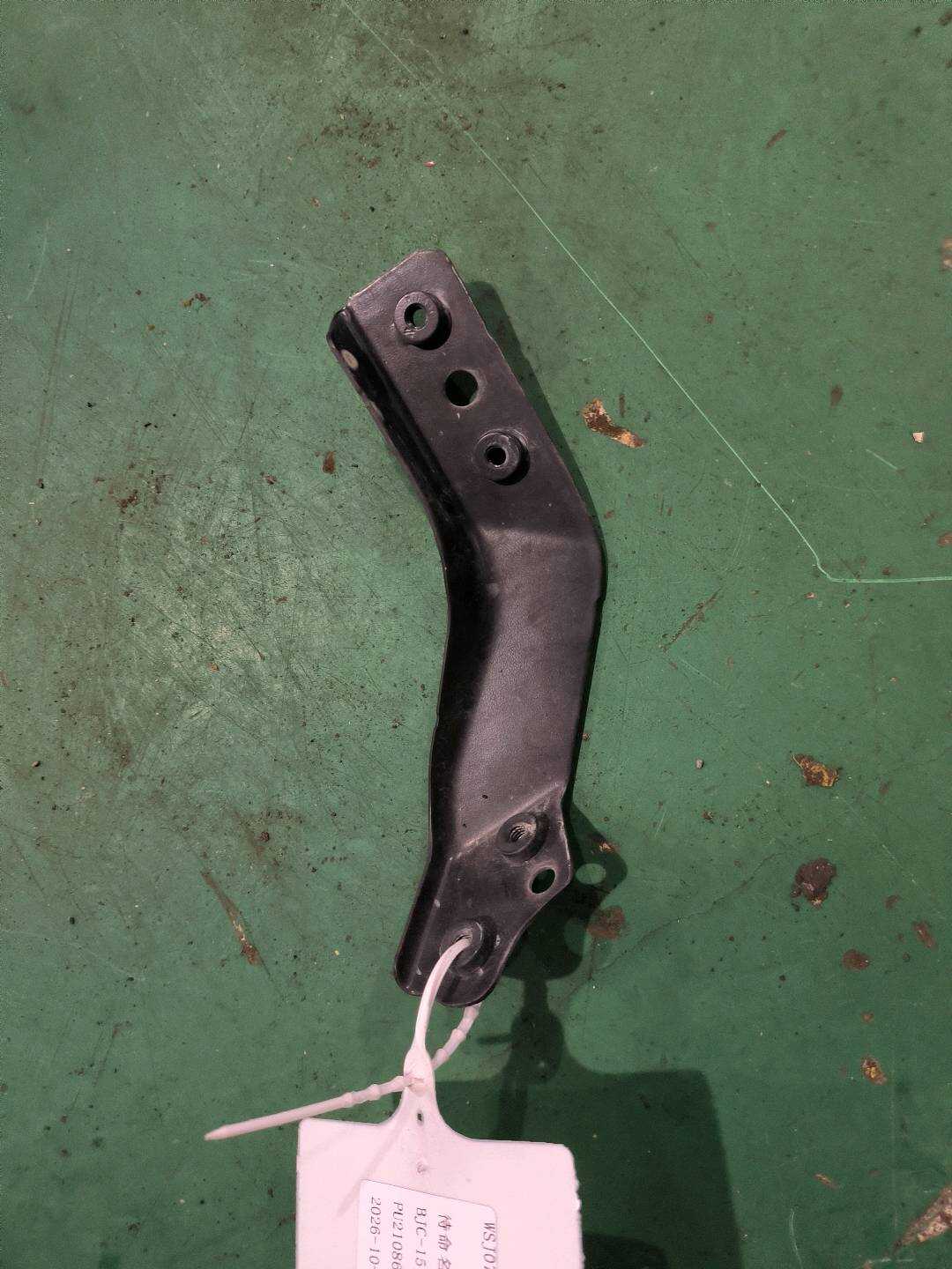 A2046200185 Headlight Retaining Bracket (Lower Left)