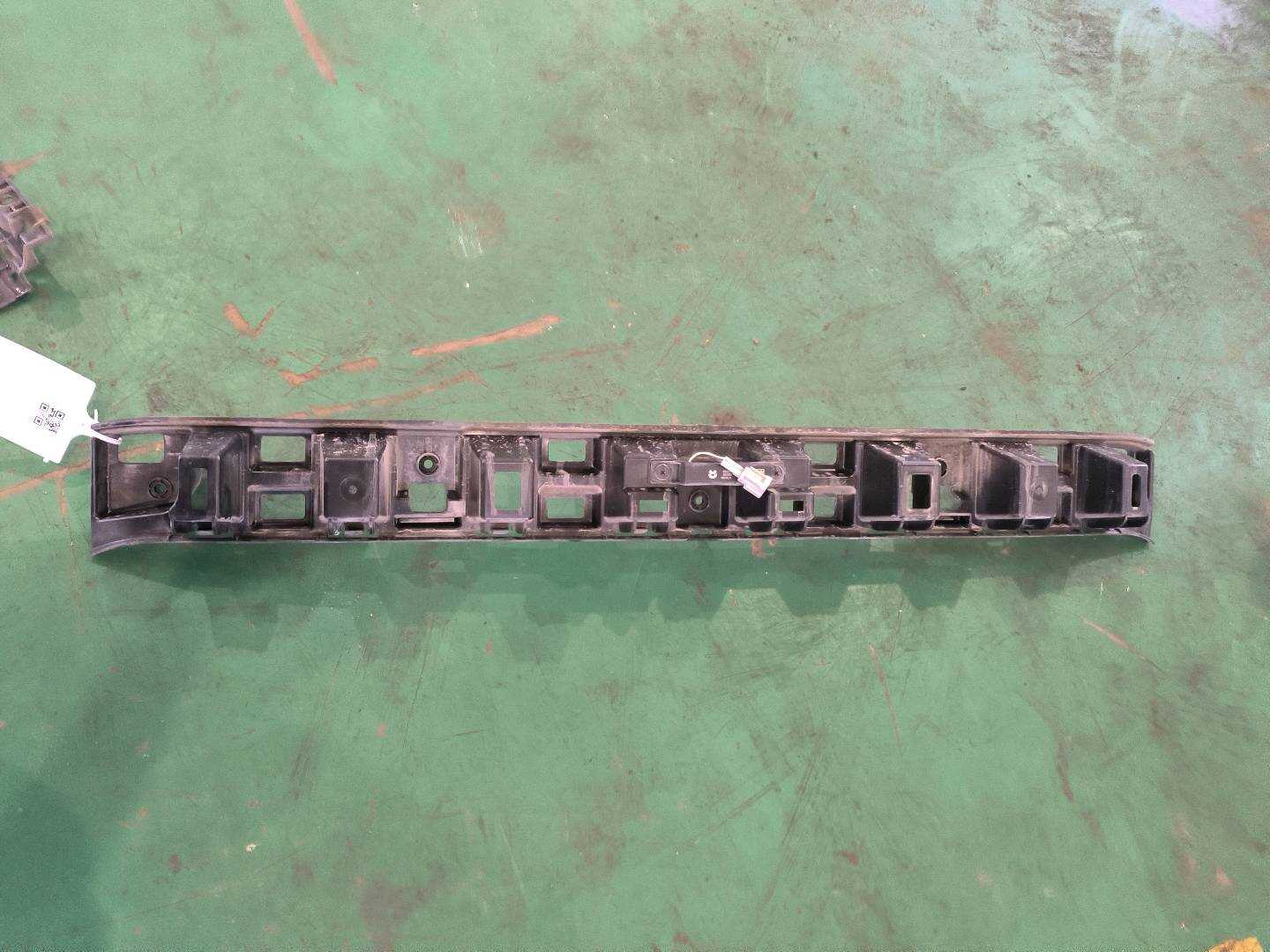 P0008985AE 后保险杠中支架