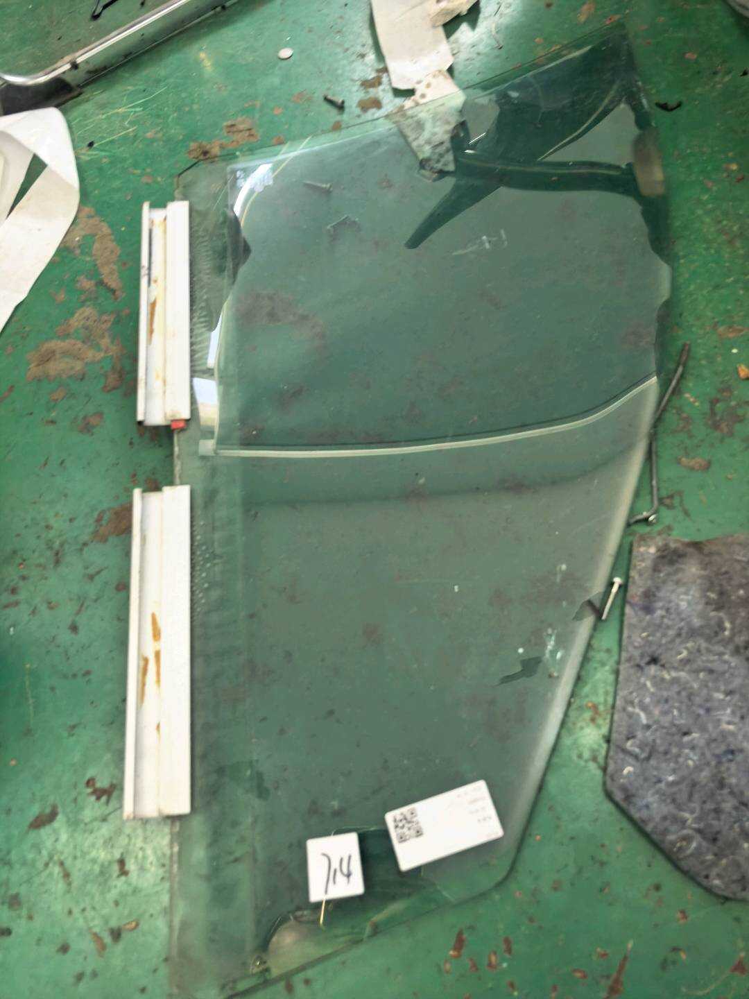 31386884 Front Door Glass, Left