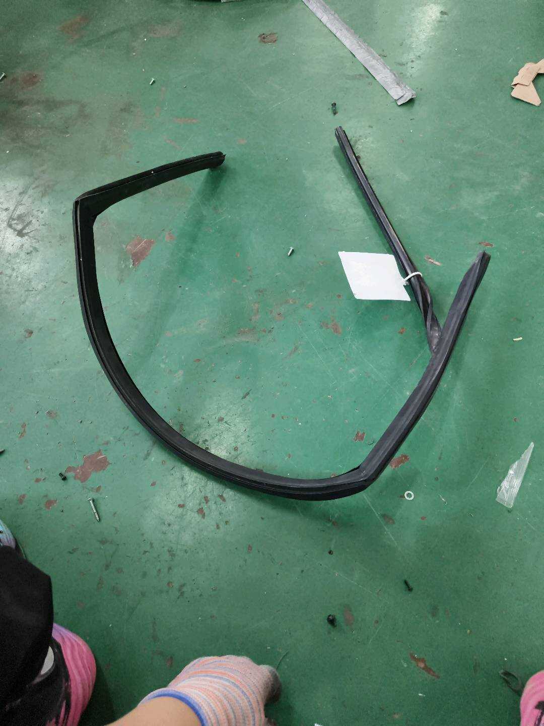 8P4839440B 后门玻璃绒槽(右)
