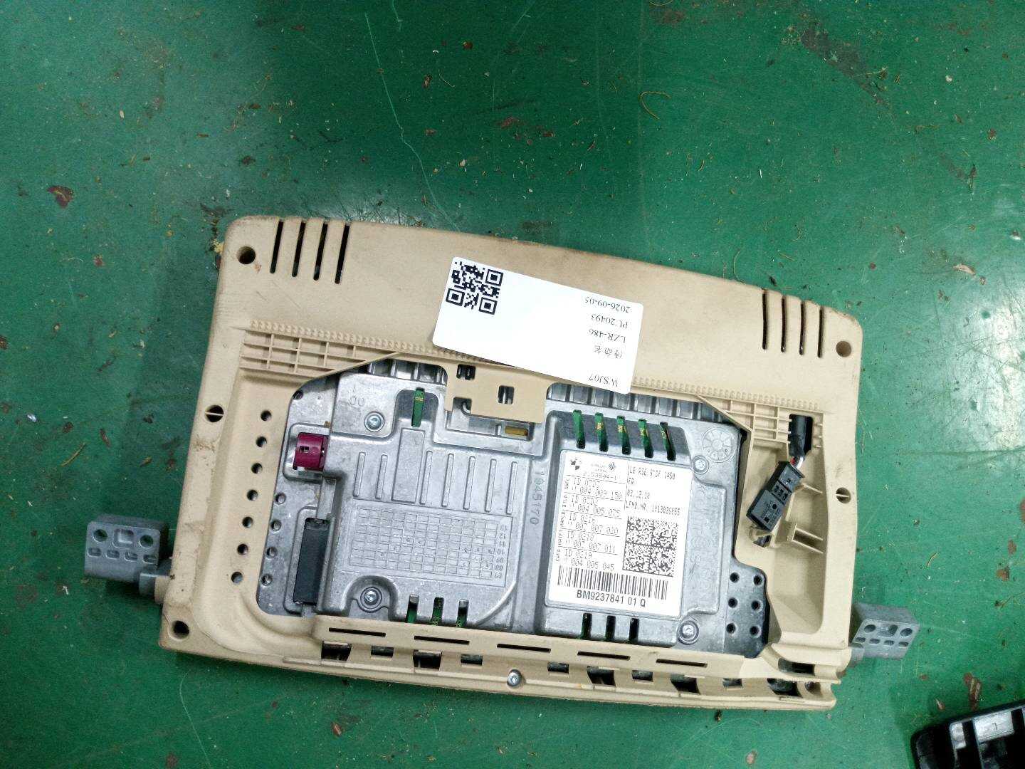 65509268707 前座椅头枕显示器(右)