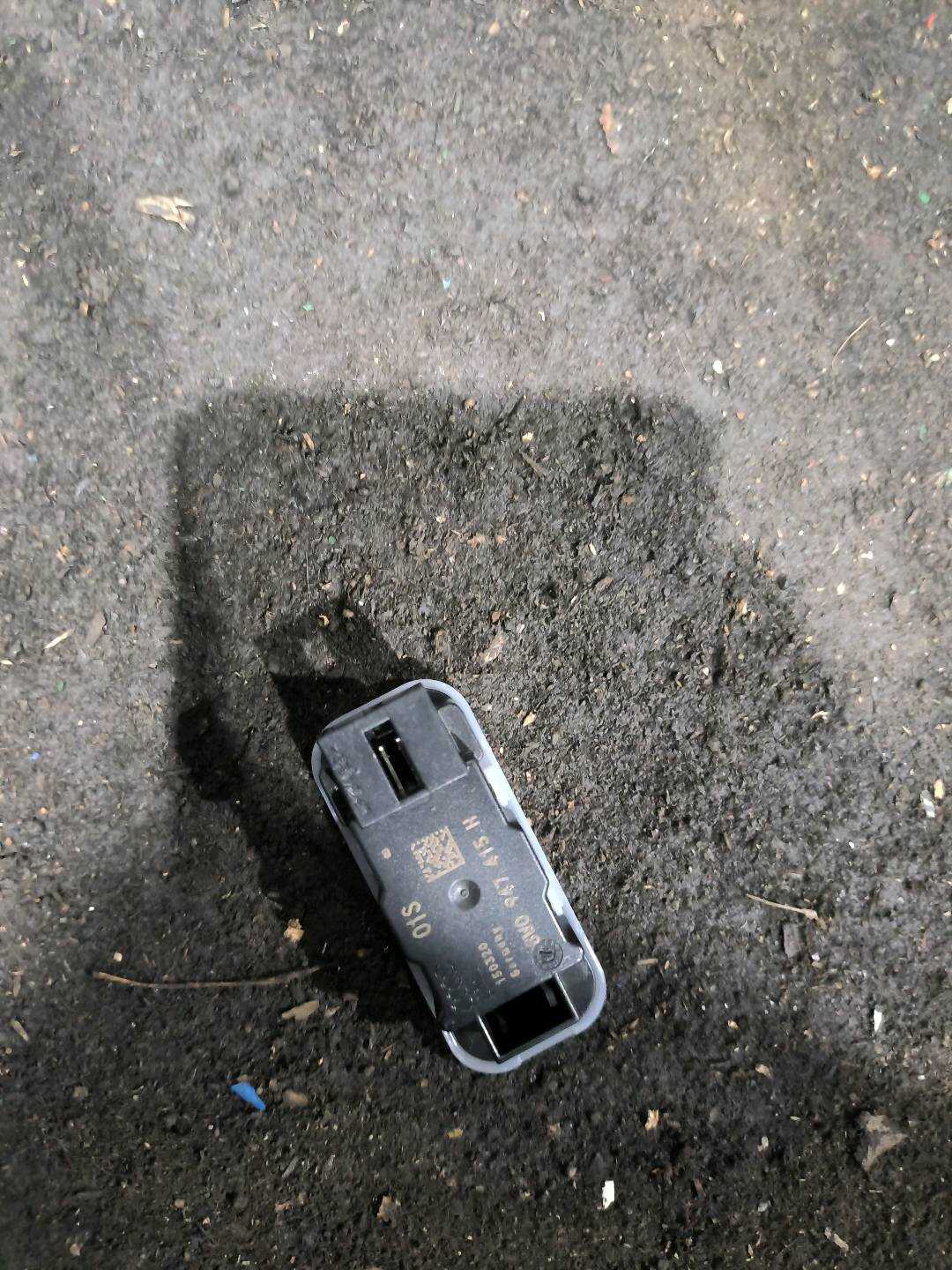 8W0947415H Footwell Light, Right
