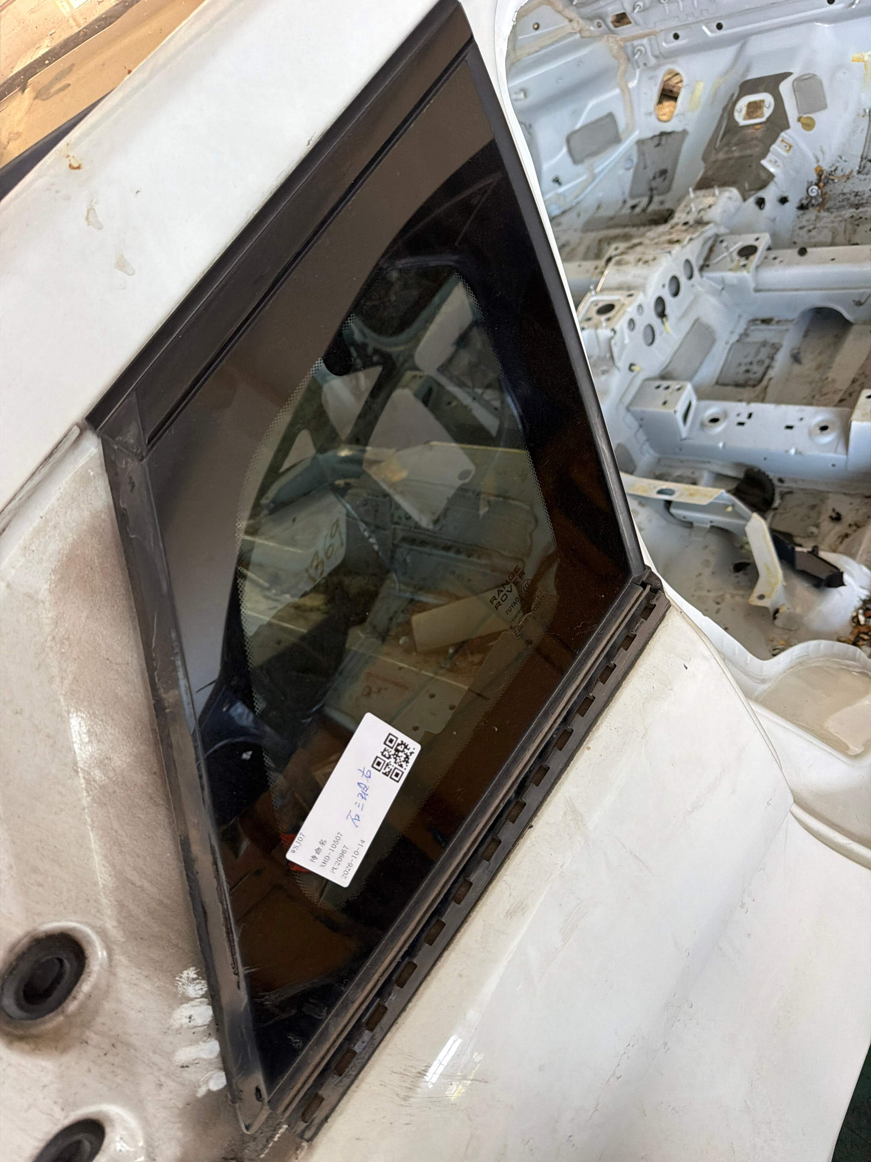 LR027370 Rear Quarter Glass, Right