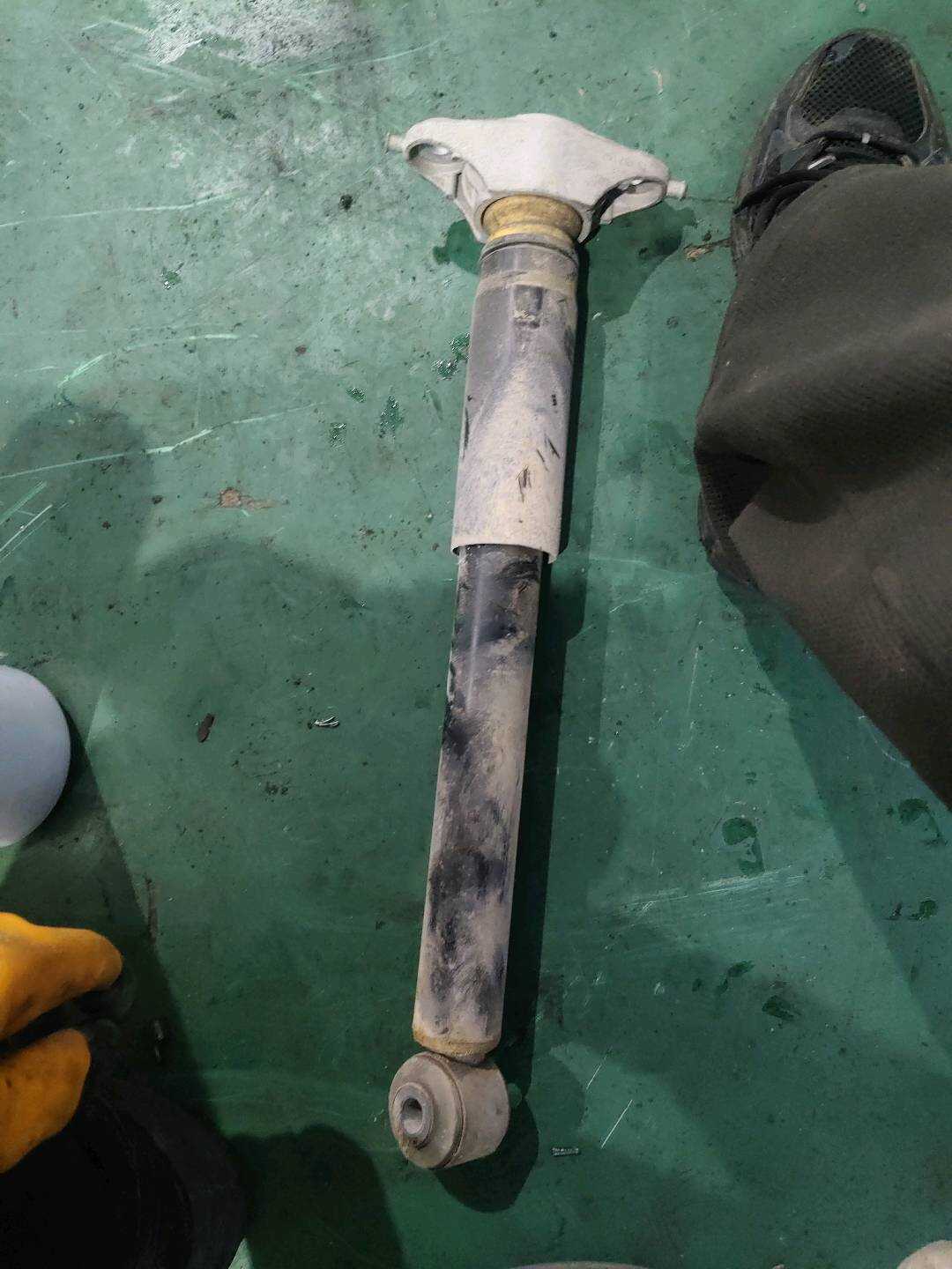 B012543 右后减震器