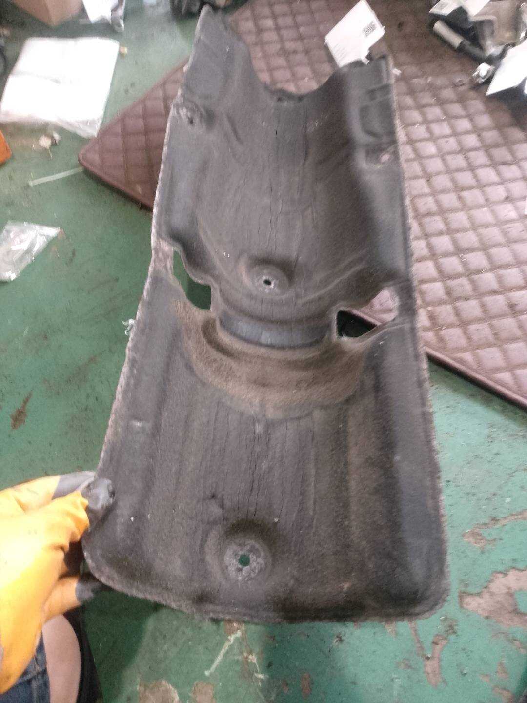 51487946013 变速器传动轴盖板隔音板