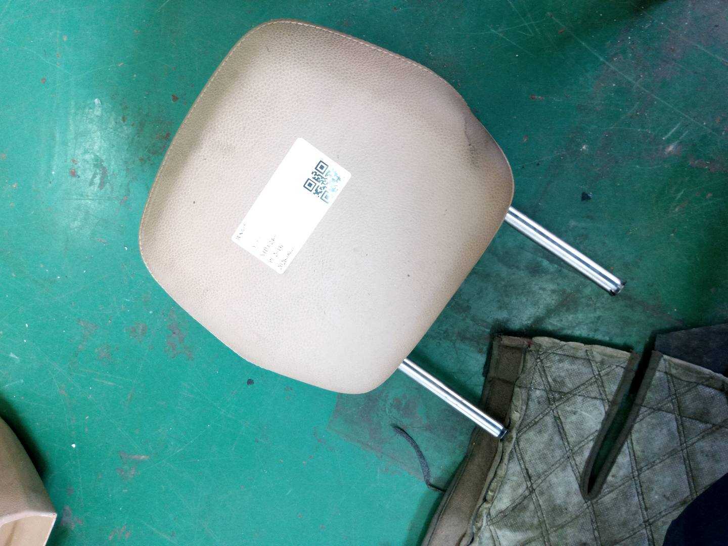 95852282000 后座椅头枕(右)