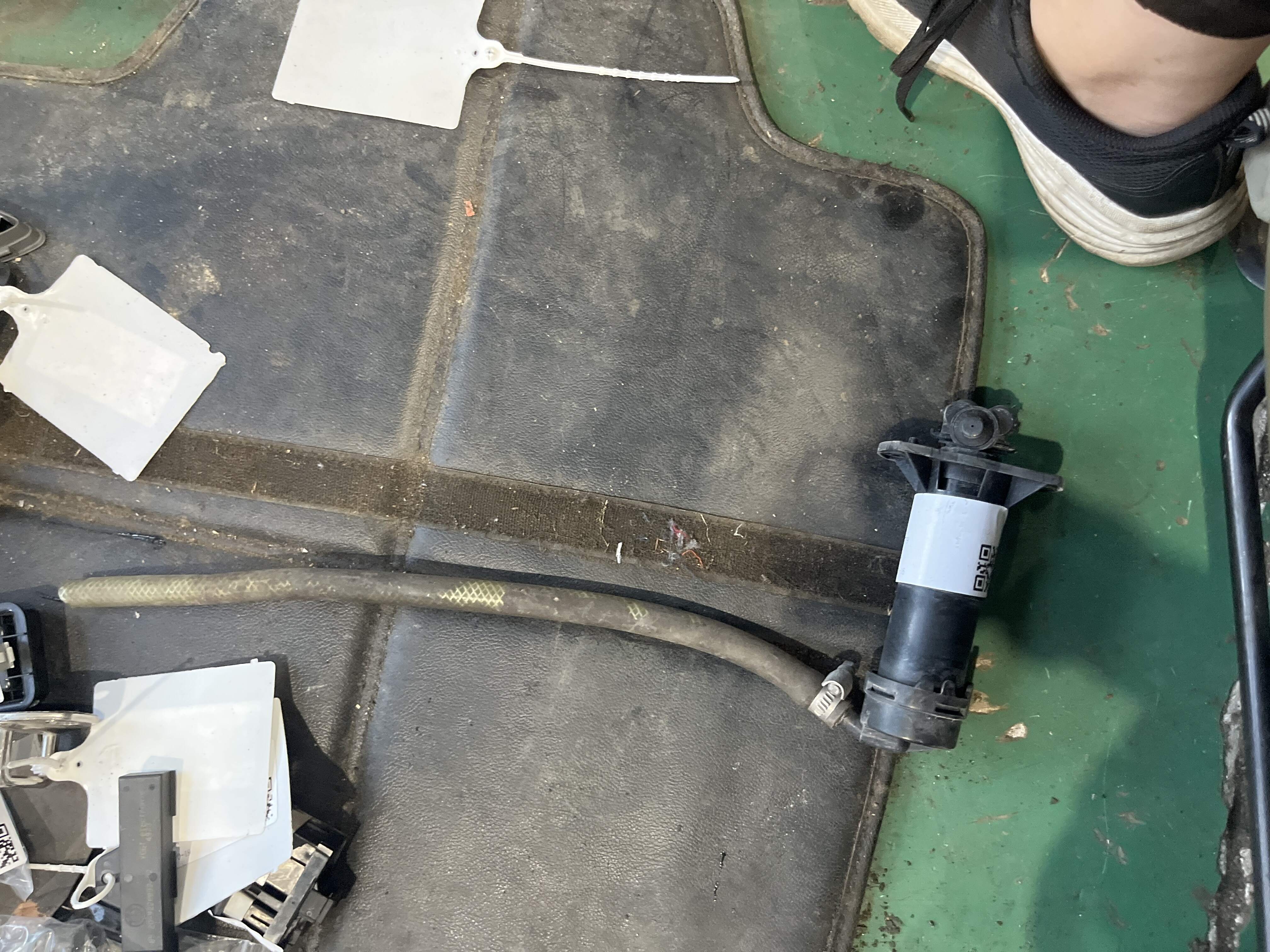 4L0955101 Front Headlight Washer Nozzle, Left