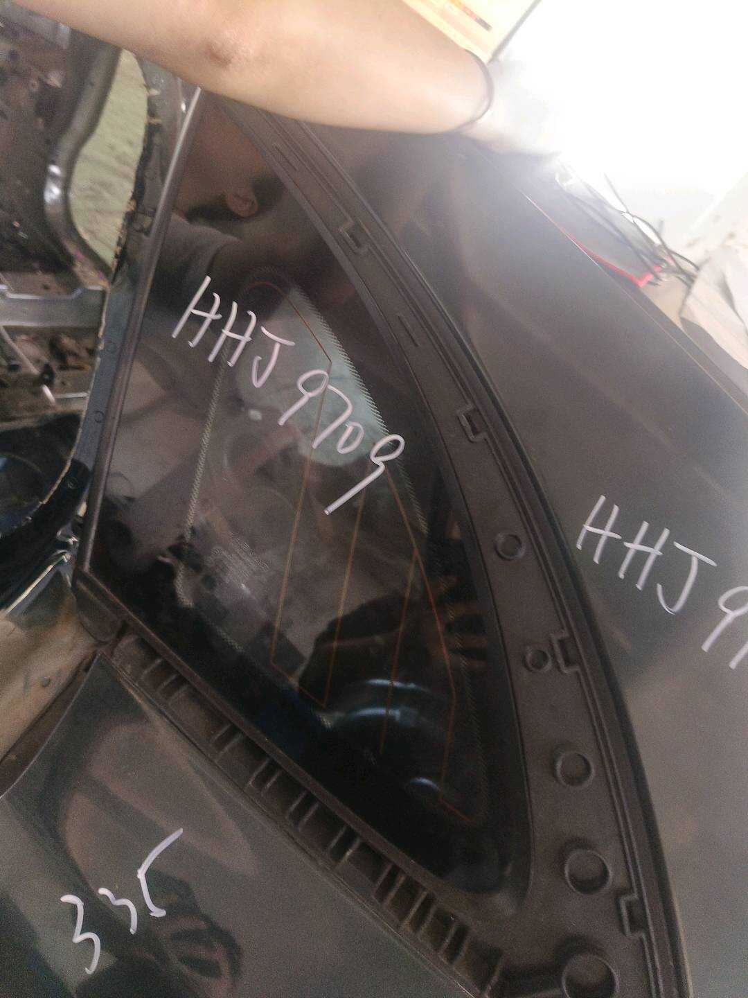 T4A7271 Rear Quarter Glass, Left