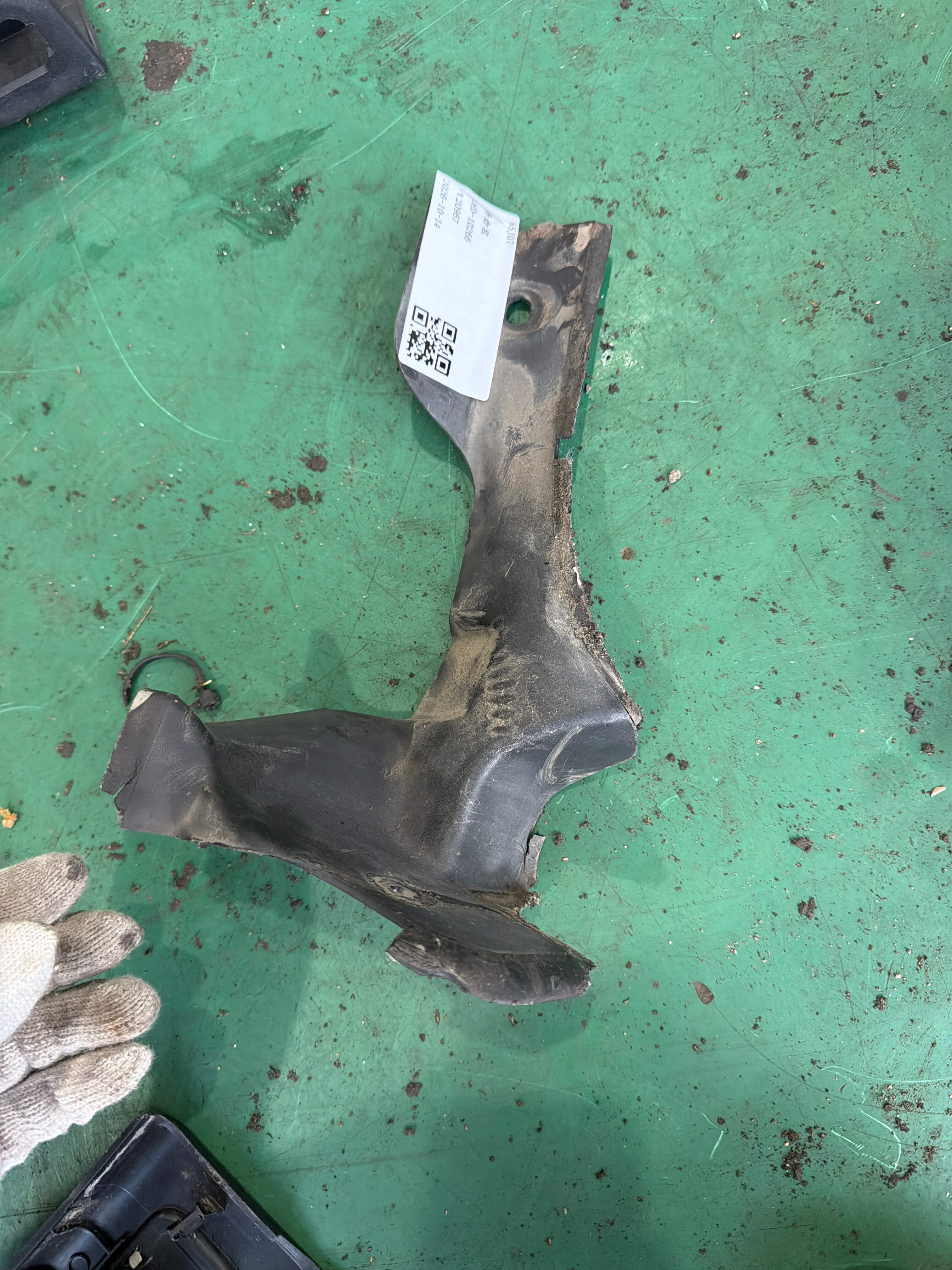 LR027235 Trunk Lid Hinge Cover, Left
