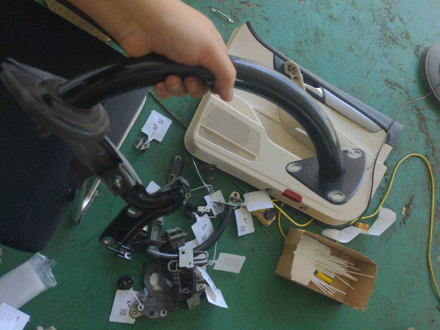 L3CD827301 尾盖铰链（左）