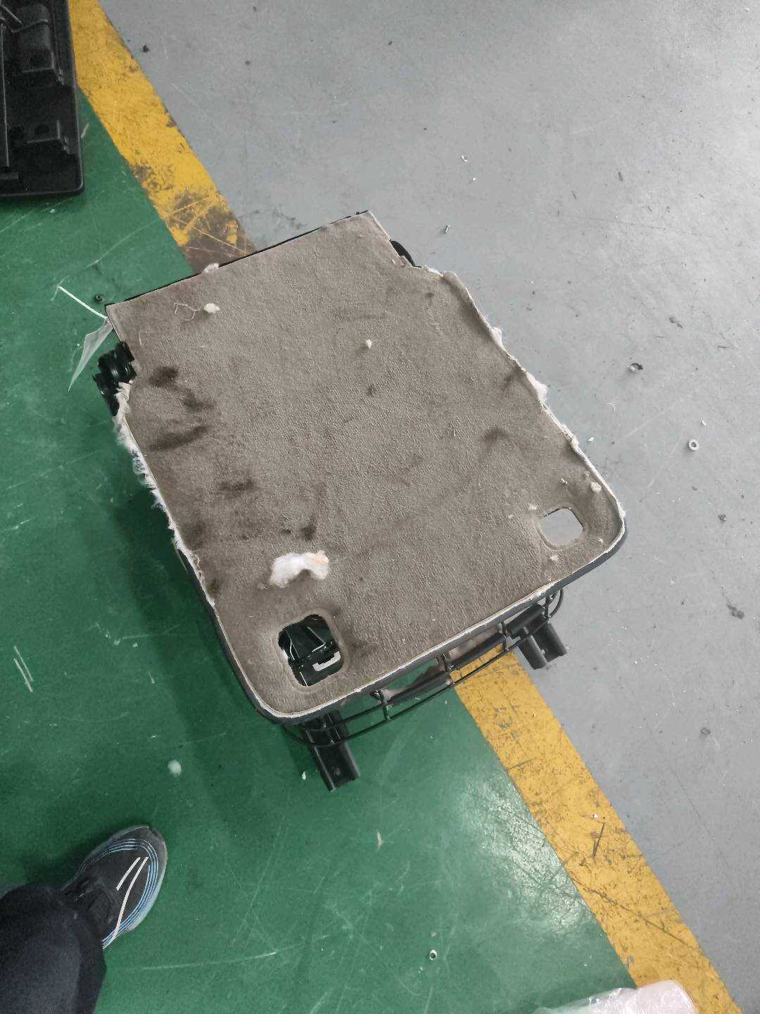4L0883108E 座椅底架