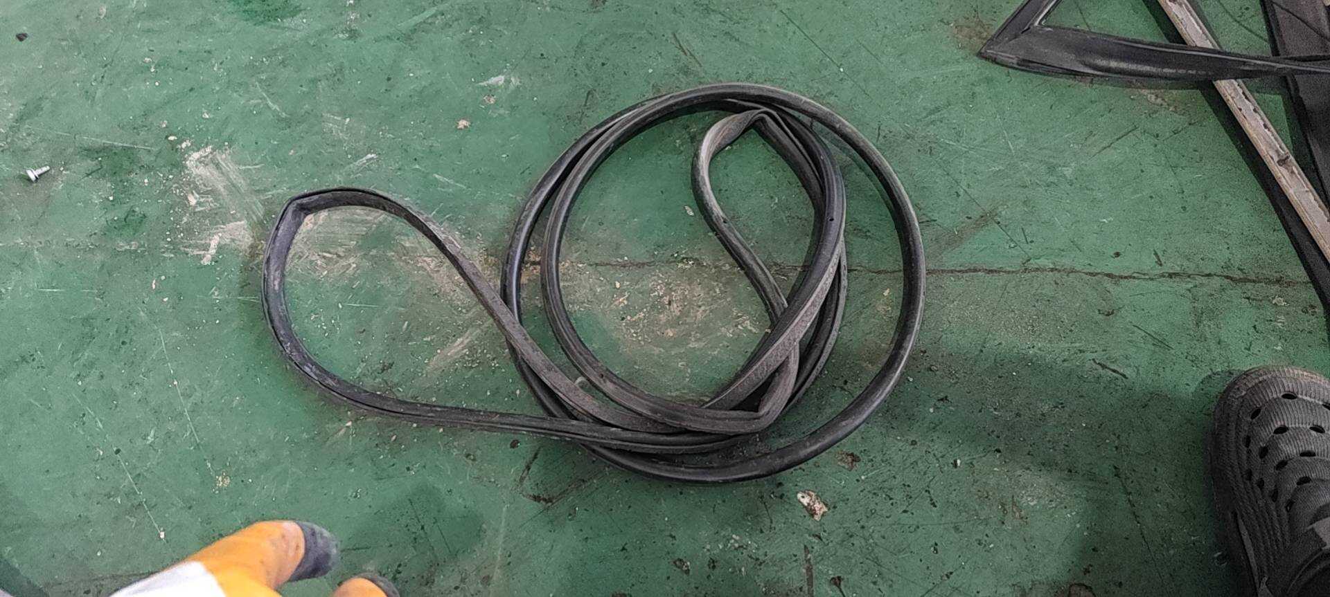 51767220381 前门车门密封胶条(右)