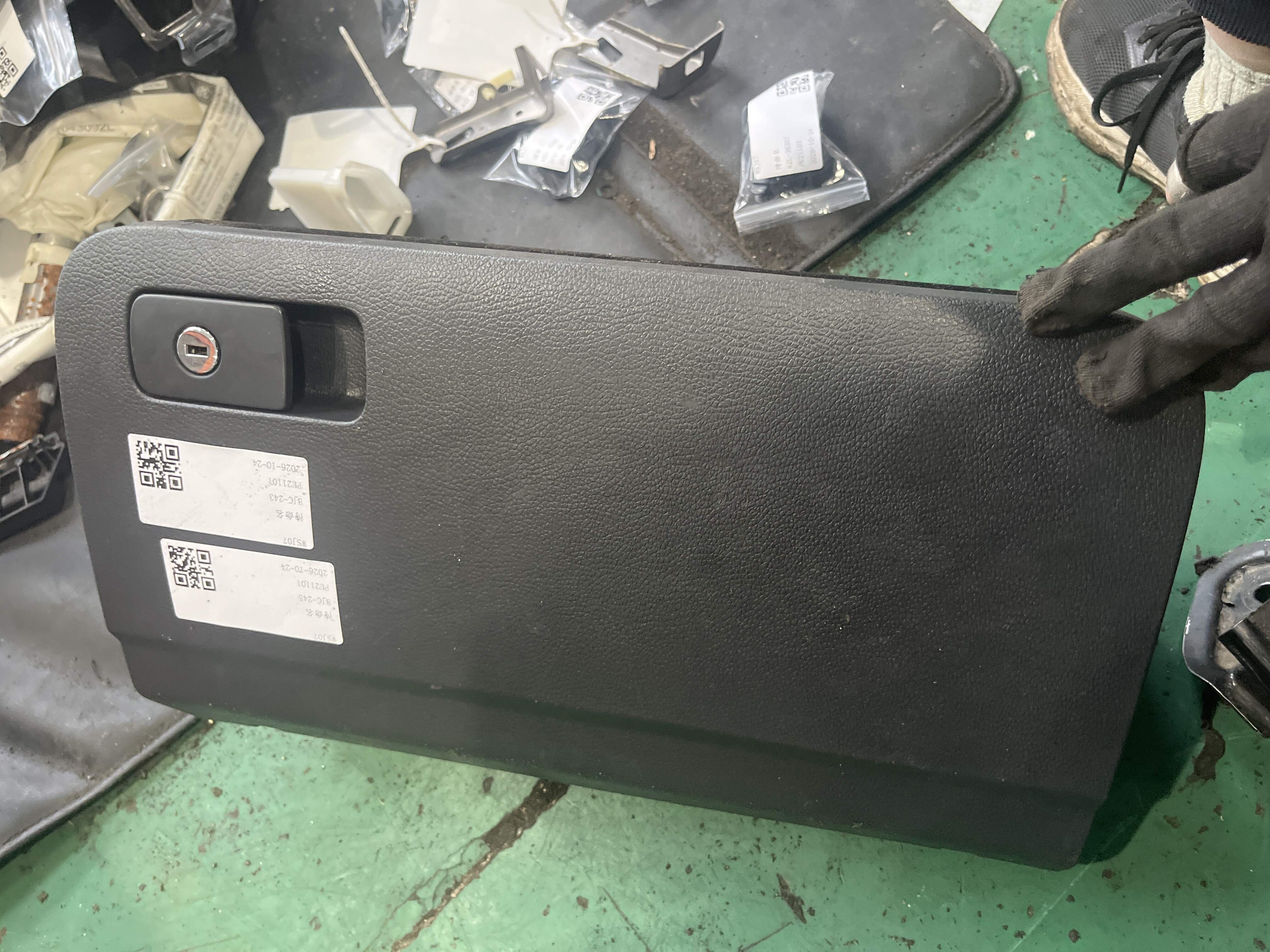 1K1857101M Dashboard Glove Box Lid