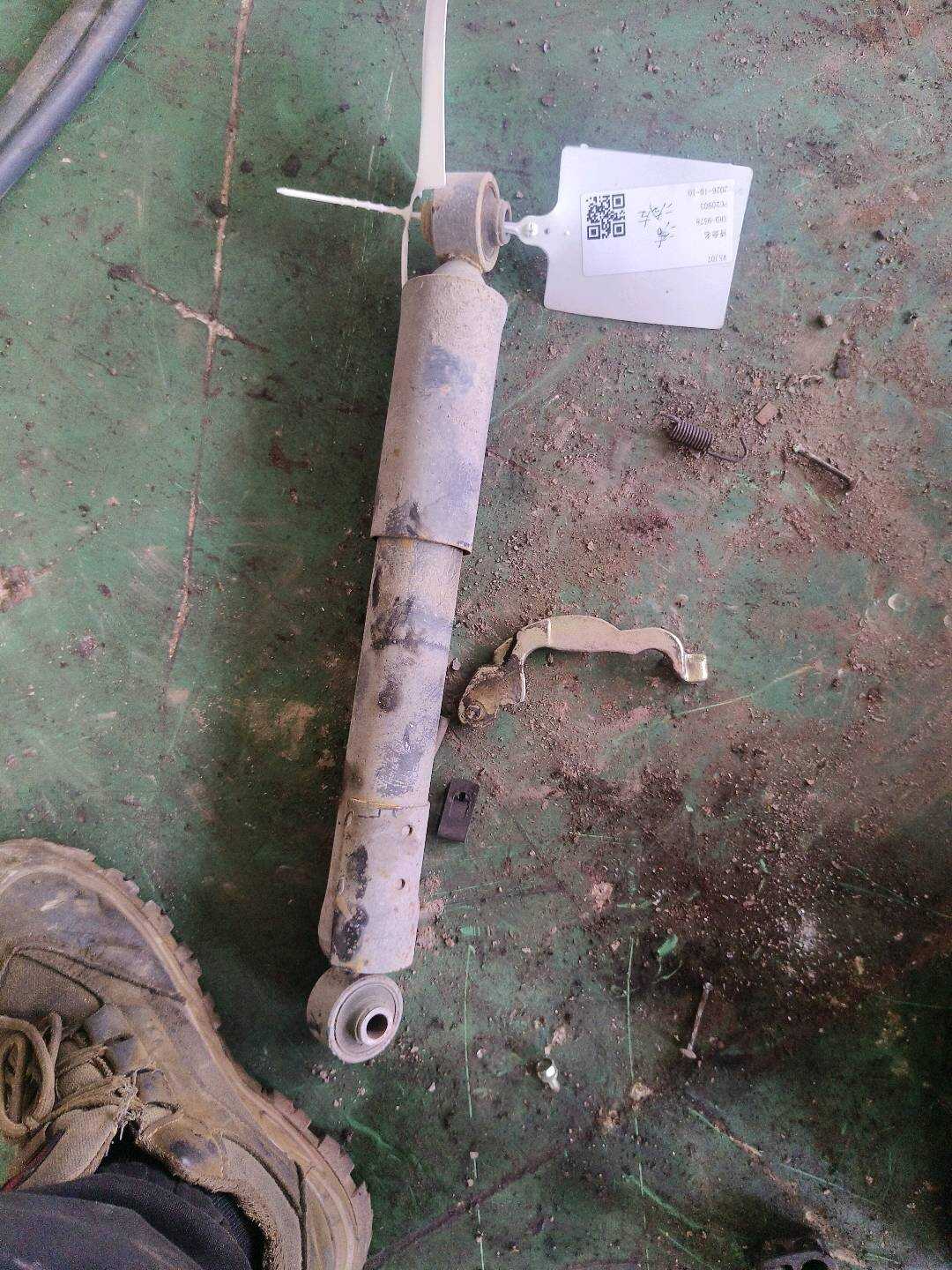 485310R041 后减震器芯(右)