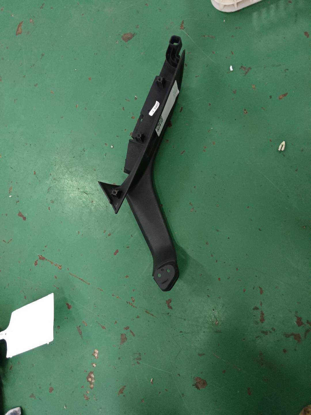 8WD867172 Front Door Window Switch Trim Panel, Right