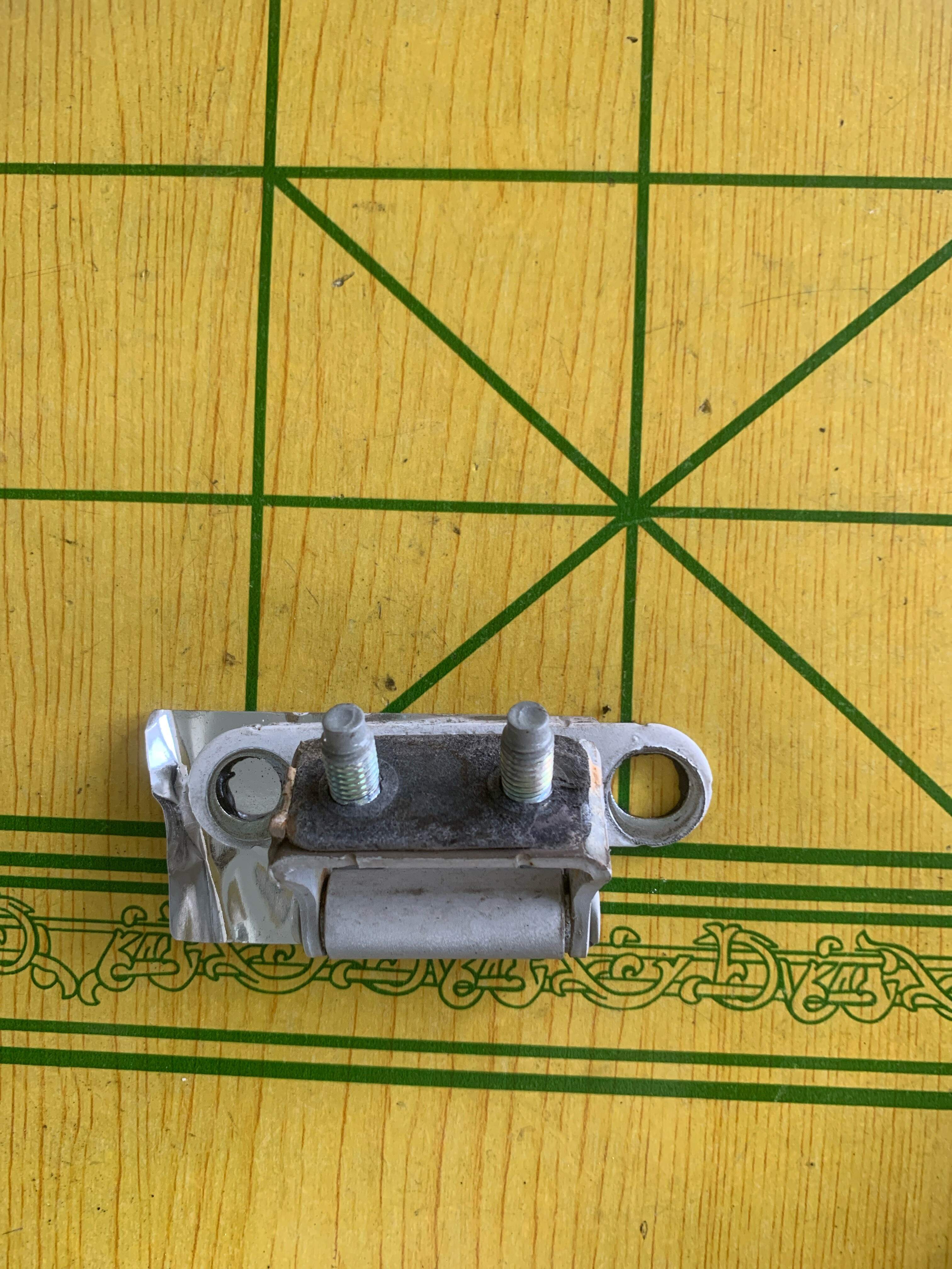 1062003335 尾盖铰链(左)