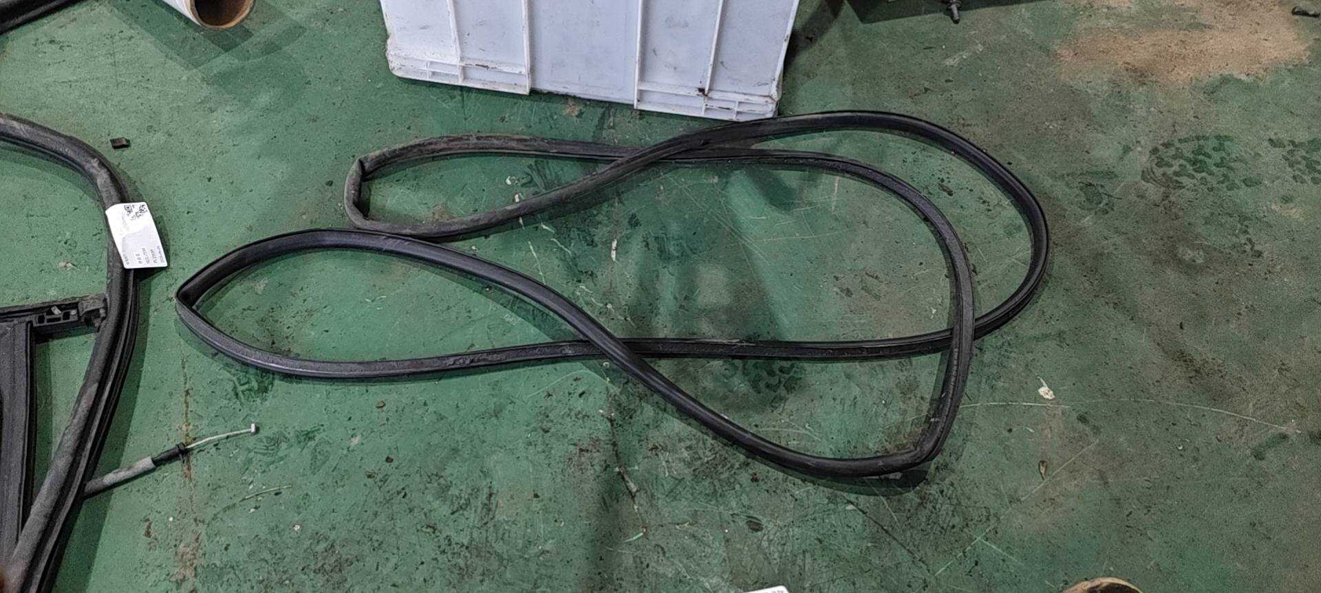 7N0837701B 前门车门密封胶条（左）