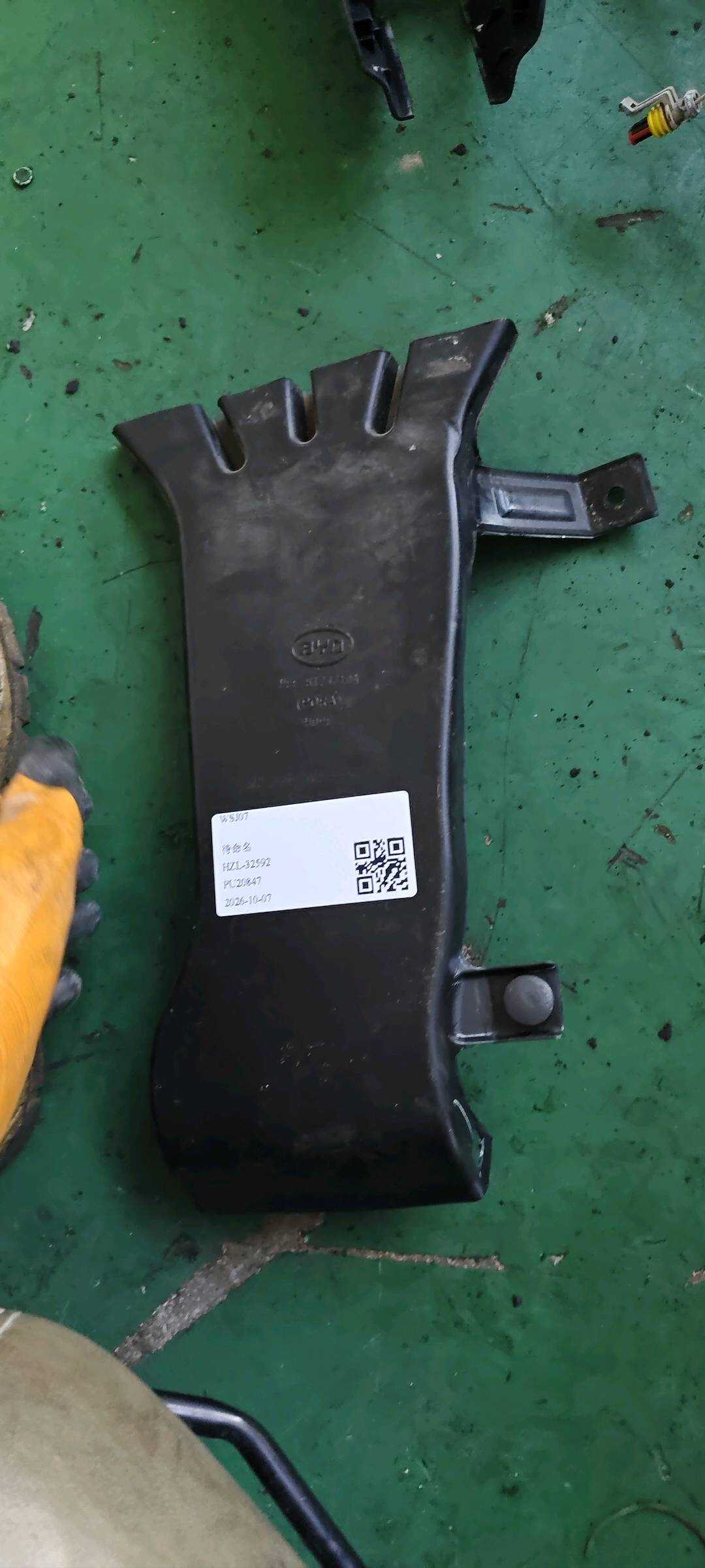 MEF8123710A Left Floor Air Duct Assembly