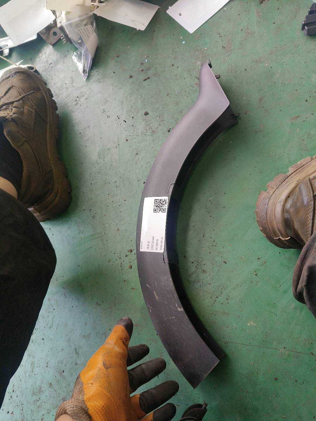 51497307730 尾盖铰链饰盖（右）