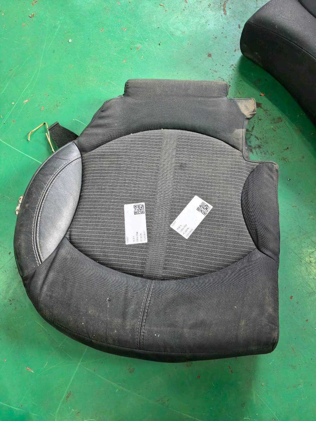 52209805204 后座椅底座面罩(右)