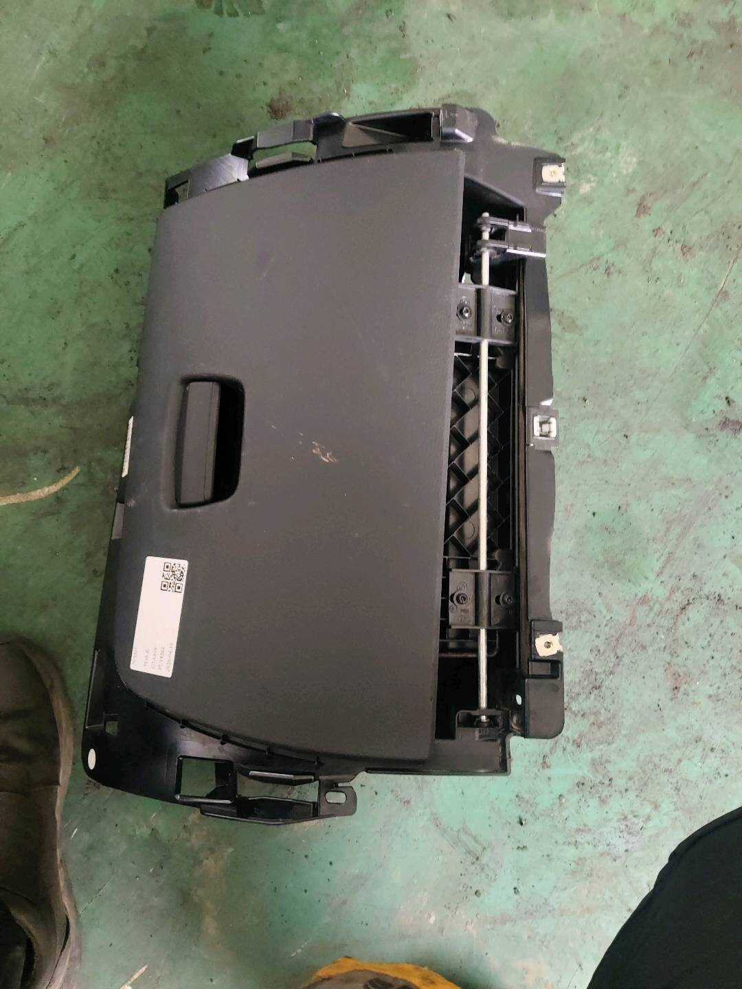 51162991313 仪表台杂物箱