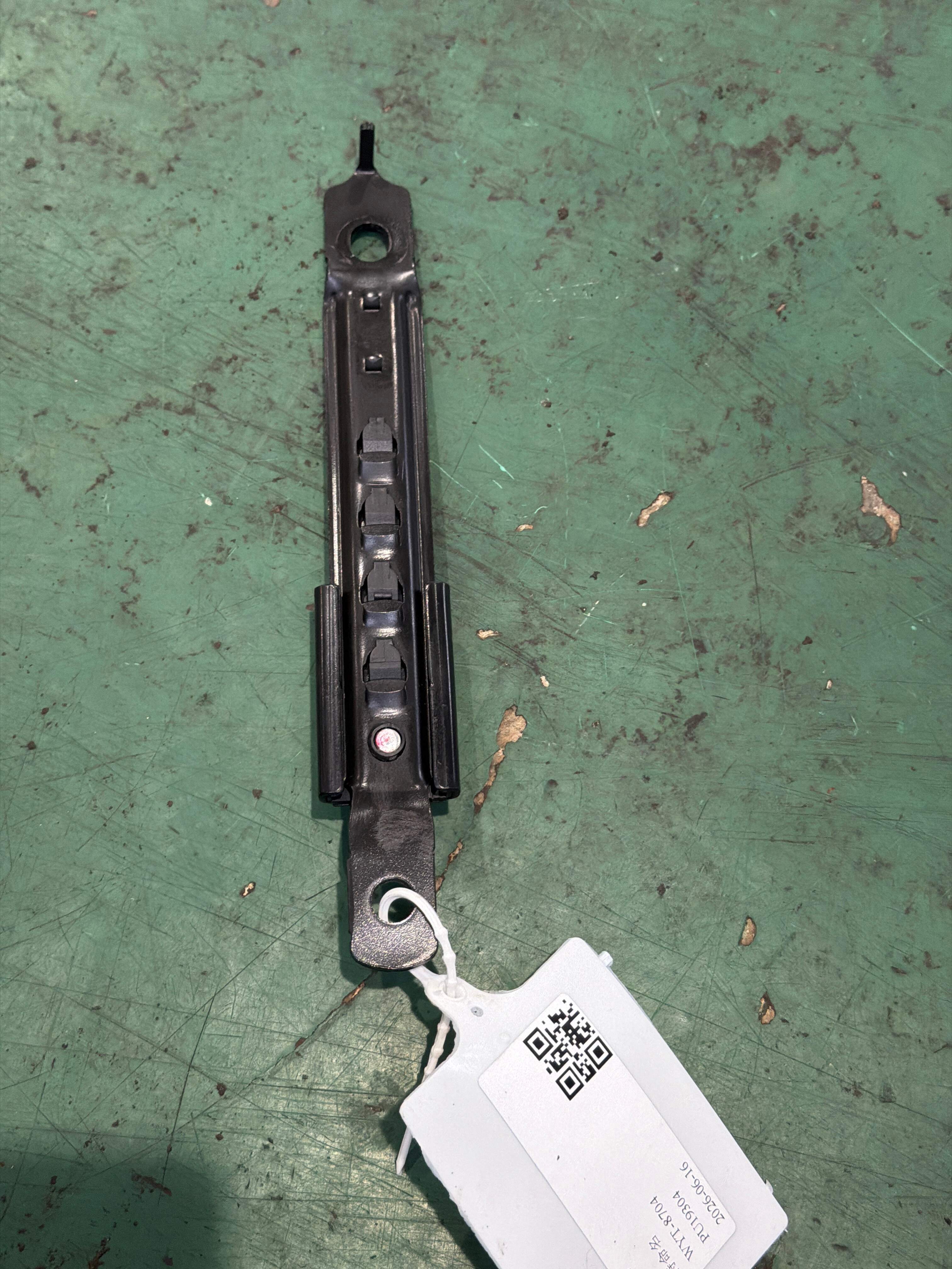 888902C001LK 副驾驶员座椅安全带高度调节器