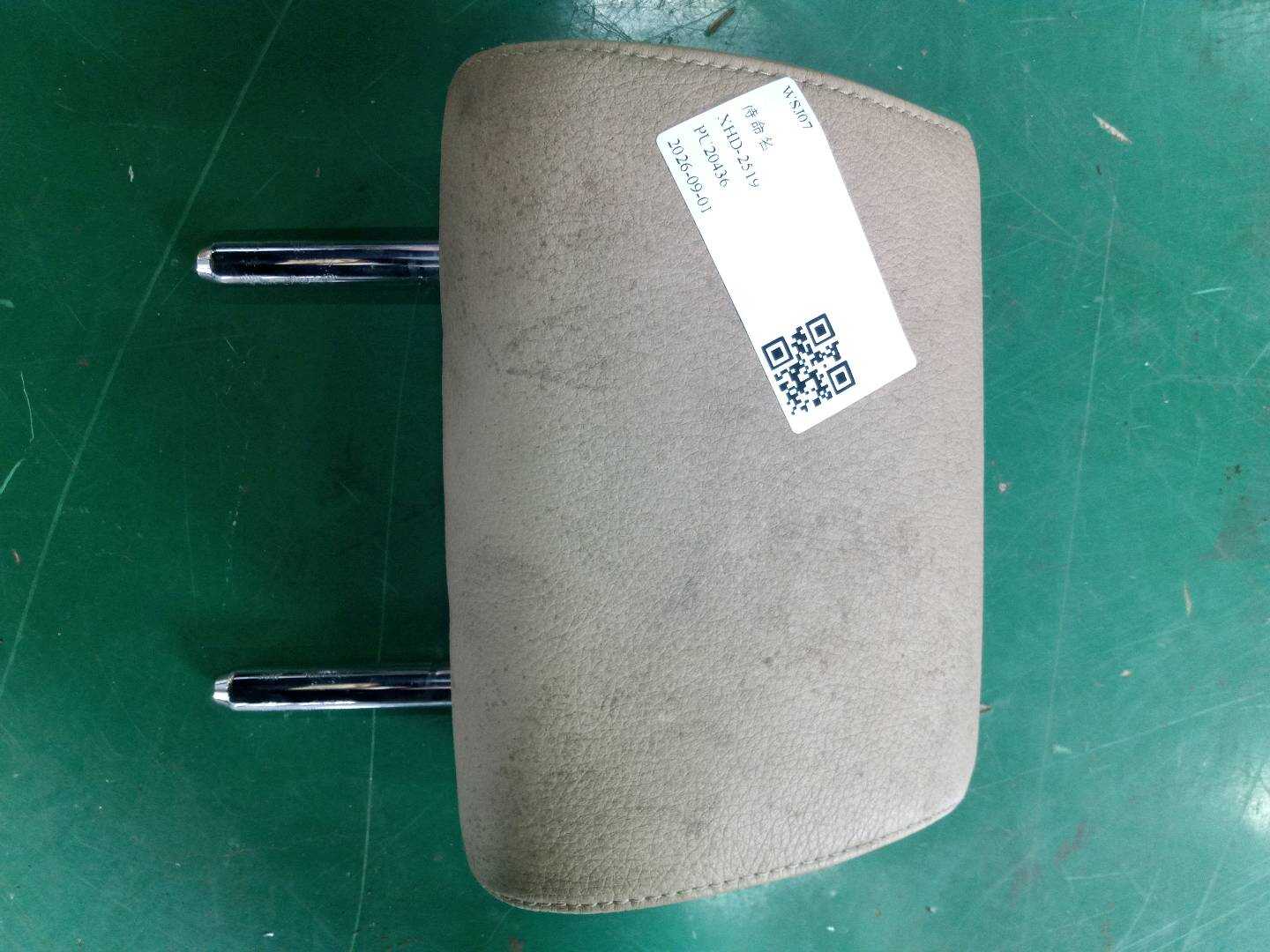 52207160682 后座椅头枕(中)