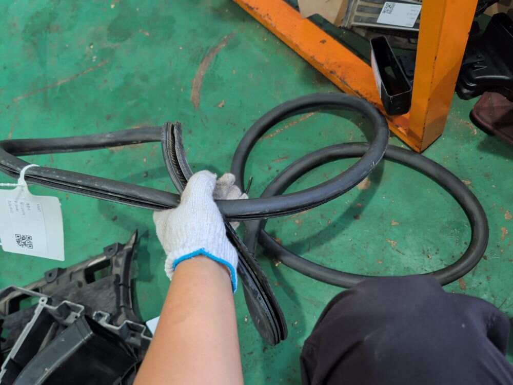 97053726501 前门车身密封胶条(左)