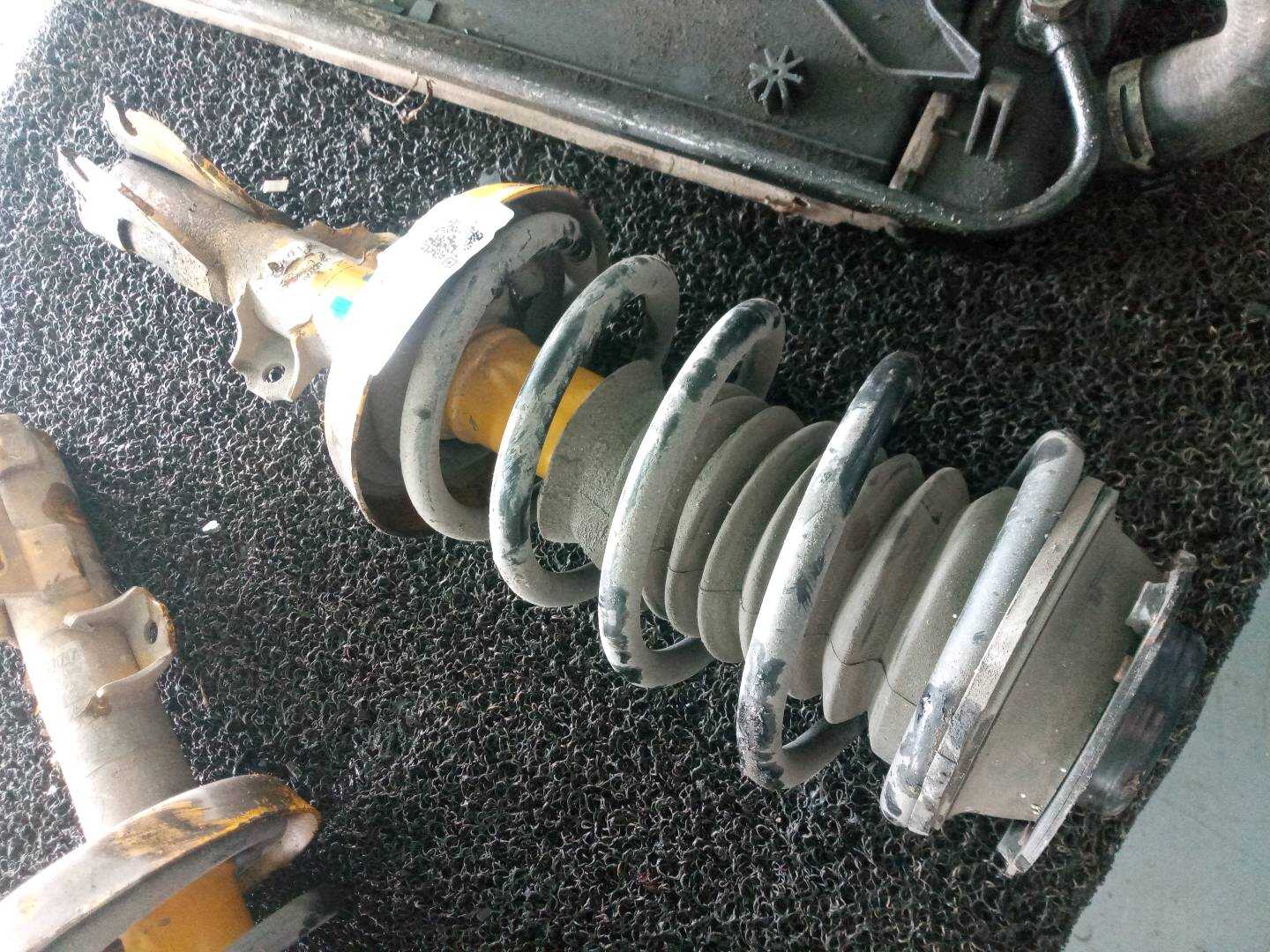 2025022602SAAB9531 Front Shock Absorber Assembly, Right