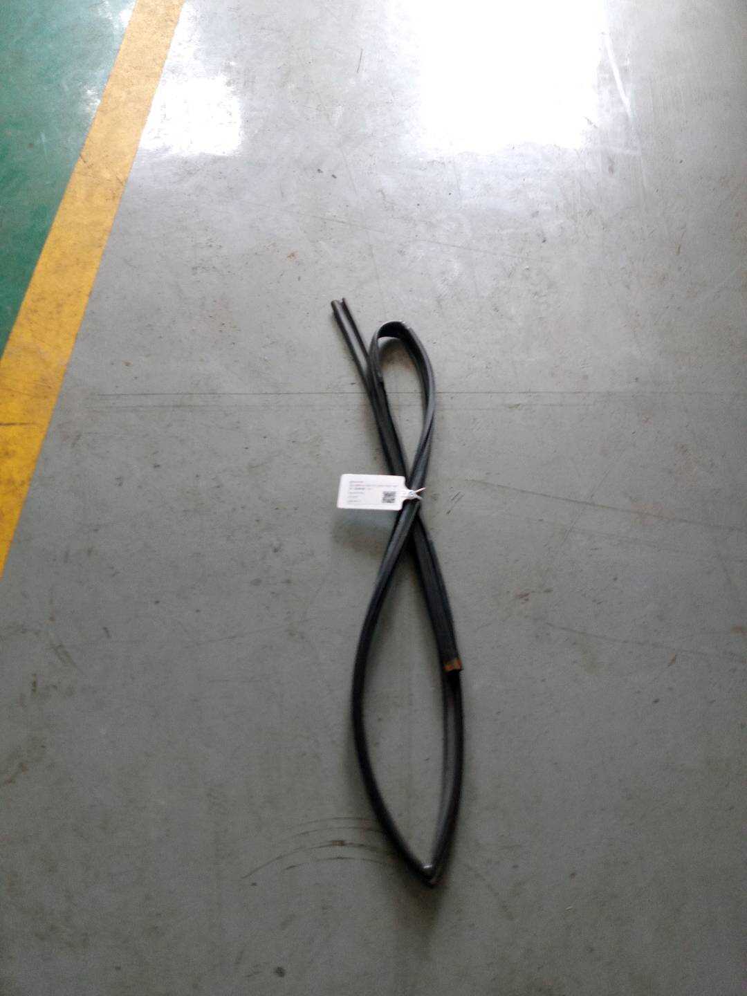 825401F000 前门玻璃绒槽（右）