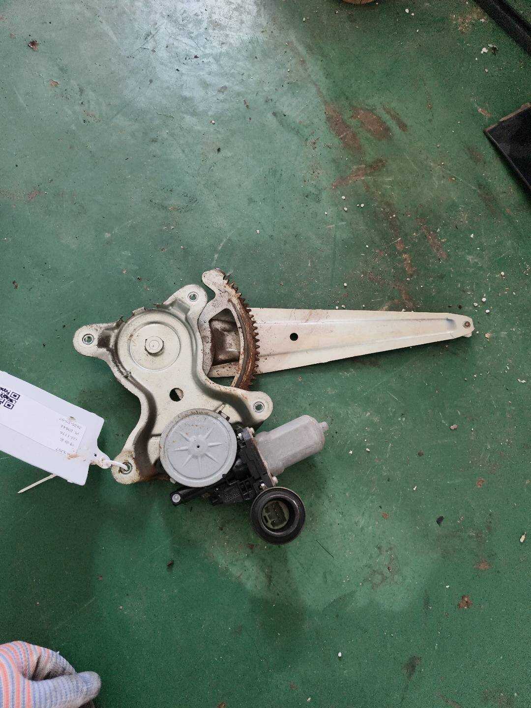 6980335080 后门玻璃升降支架（右）