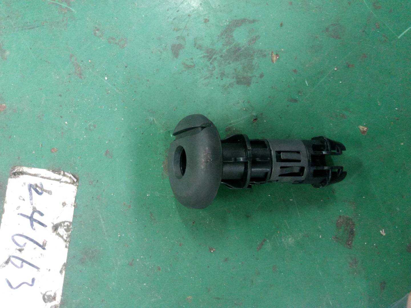1KD886920A 后排座椅头枕导套