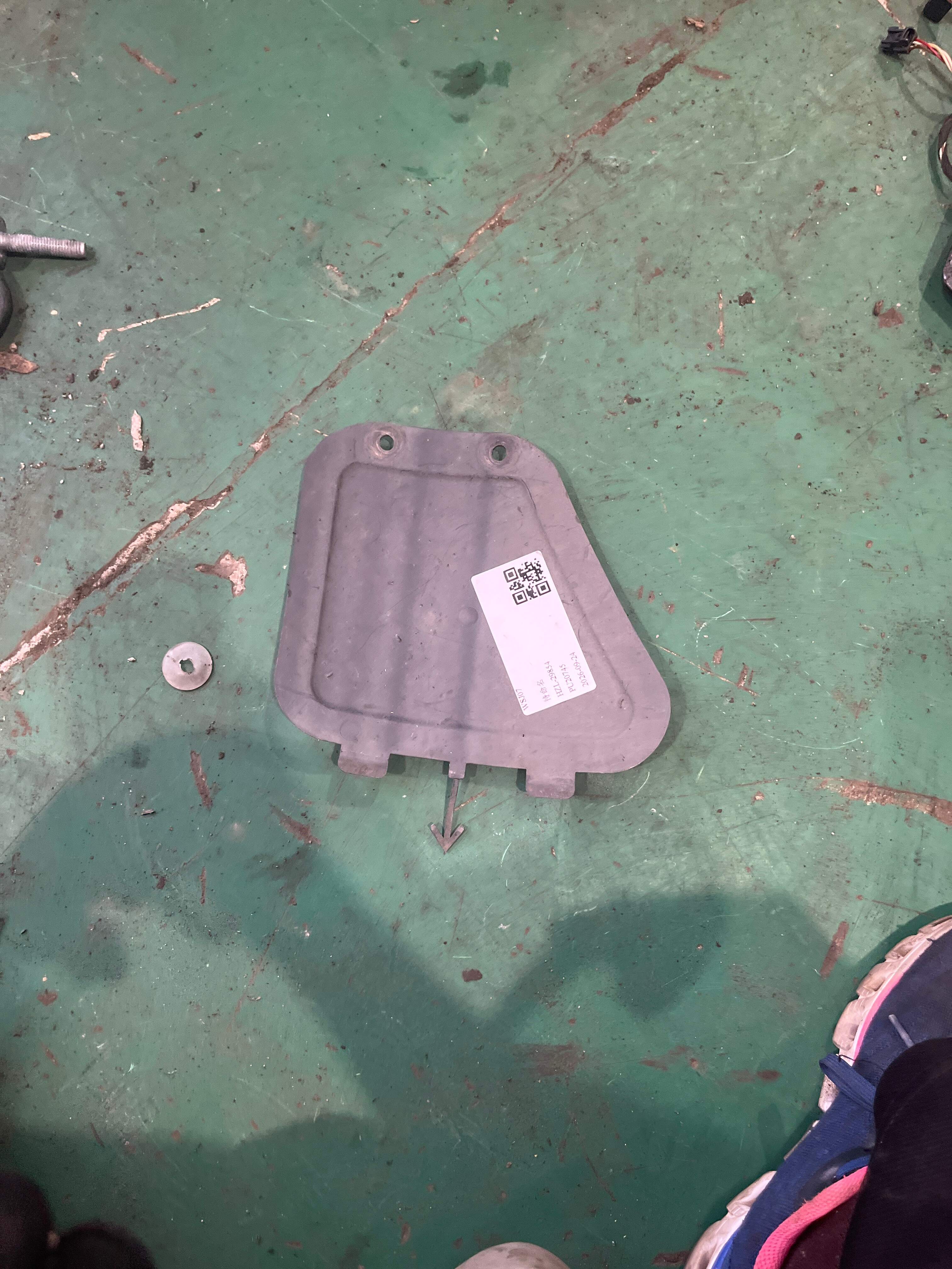 51717187043 前叶子板内衬盖板(左)