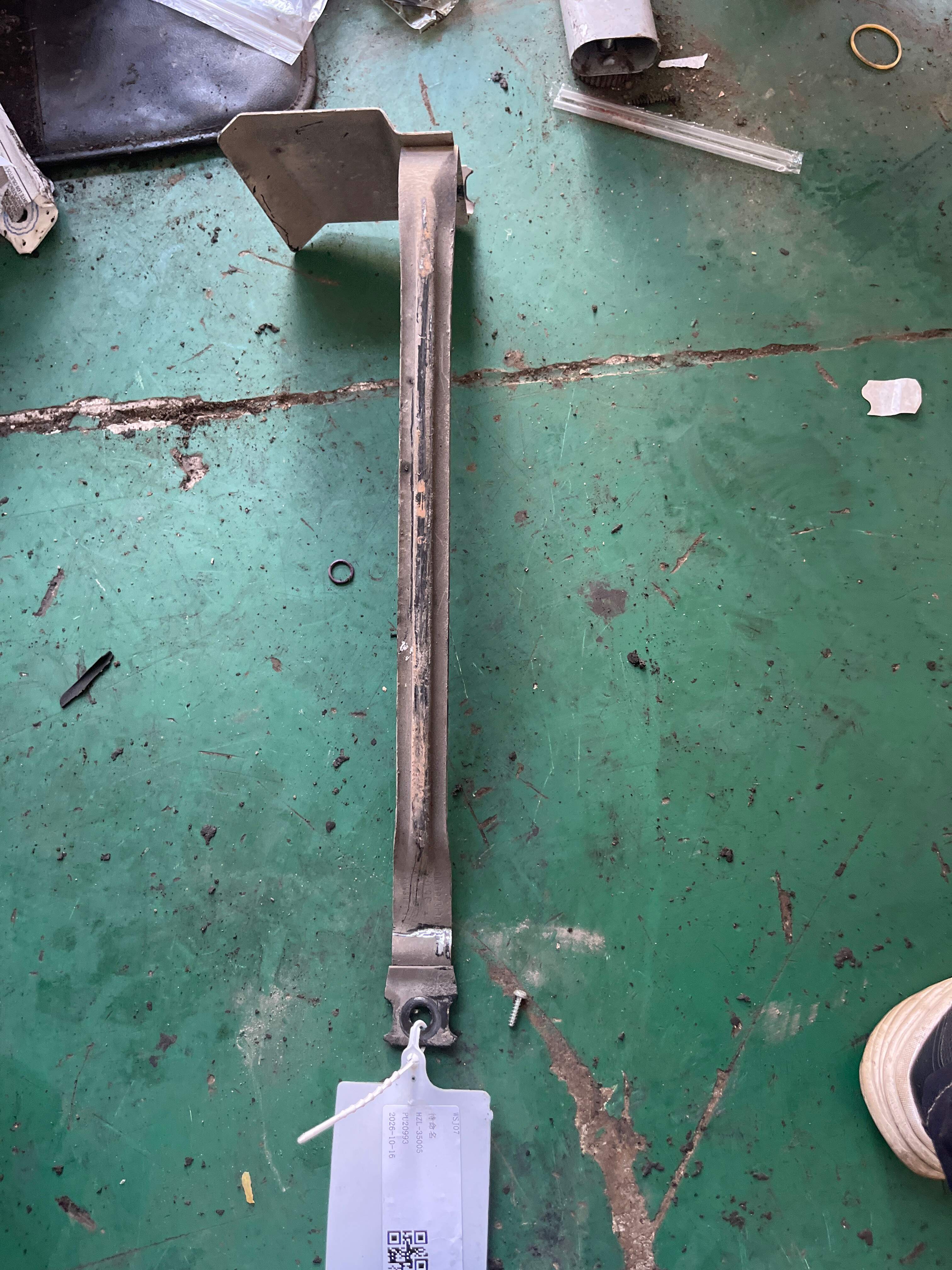 7L8201653A Fuel Tank Strap, Left