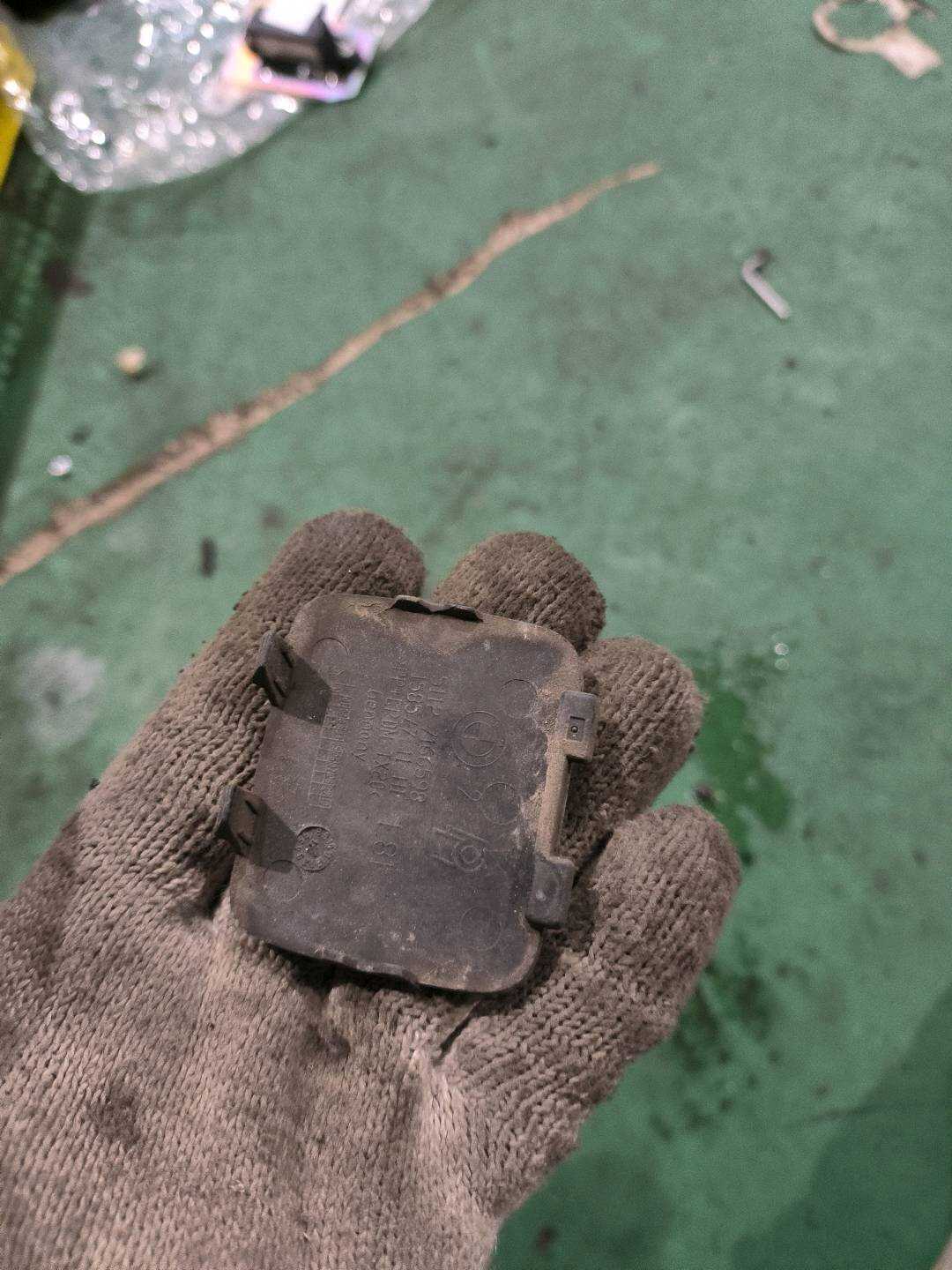 51127203928 后保险杠牵引钩盖板