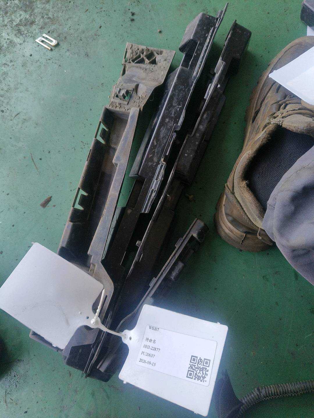 51777293556 底大边支架(右)