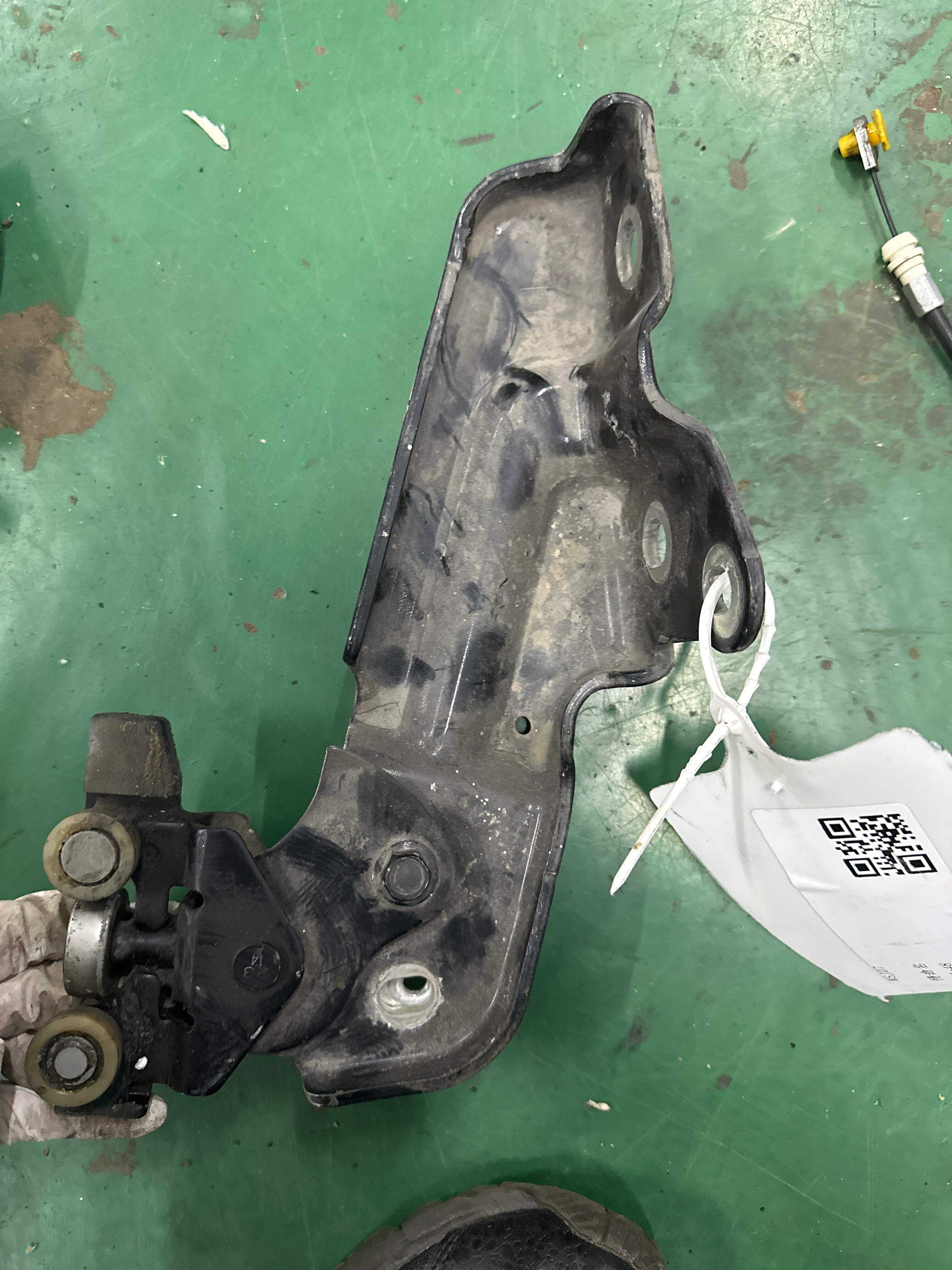 82421JX00B 后门滑轮（左下）