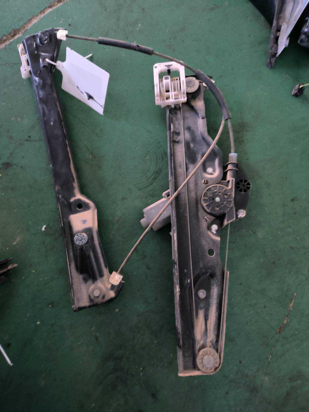 51337381693 前门玻璃升降支架（左）