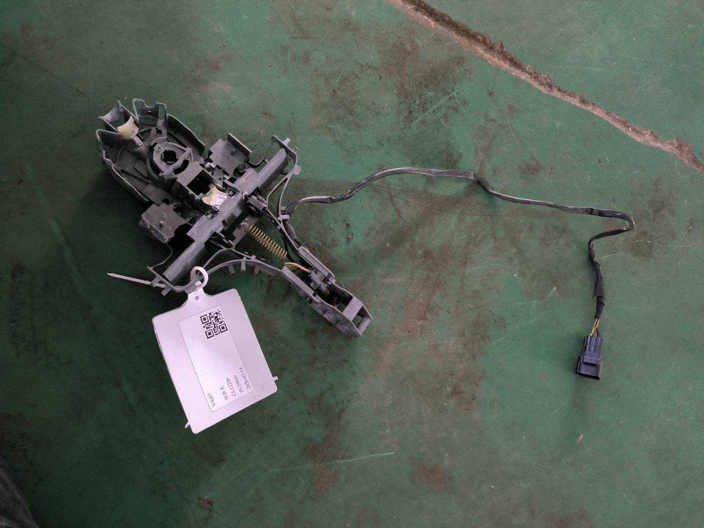 C2P14342 前门外拉手固定框（左）
