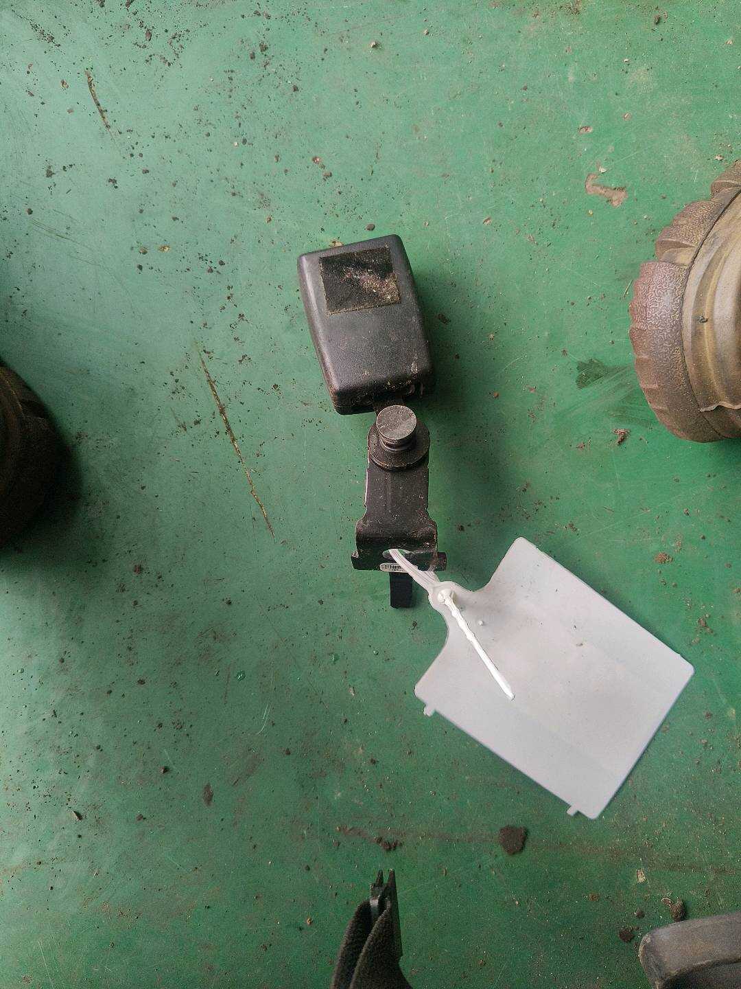 72117171895 后座椅安全带扣(右)