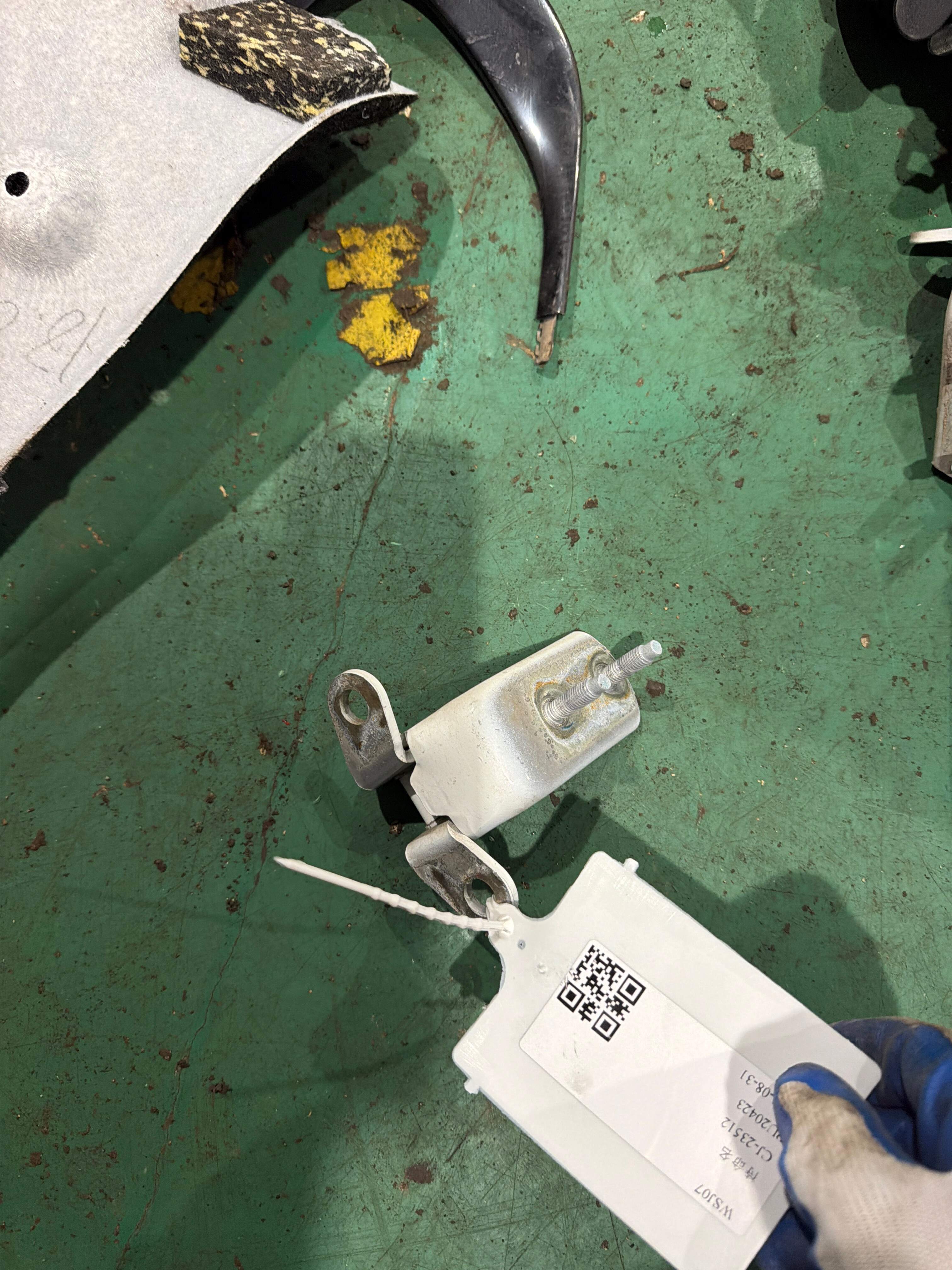 SC6206200 Rear Left Door Lower Hinge Assembly