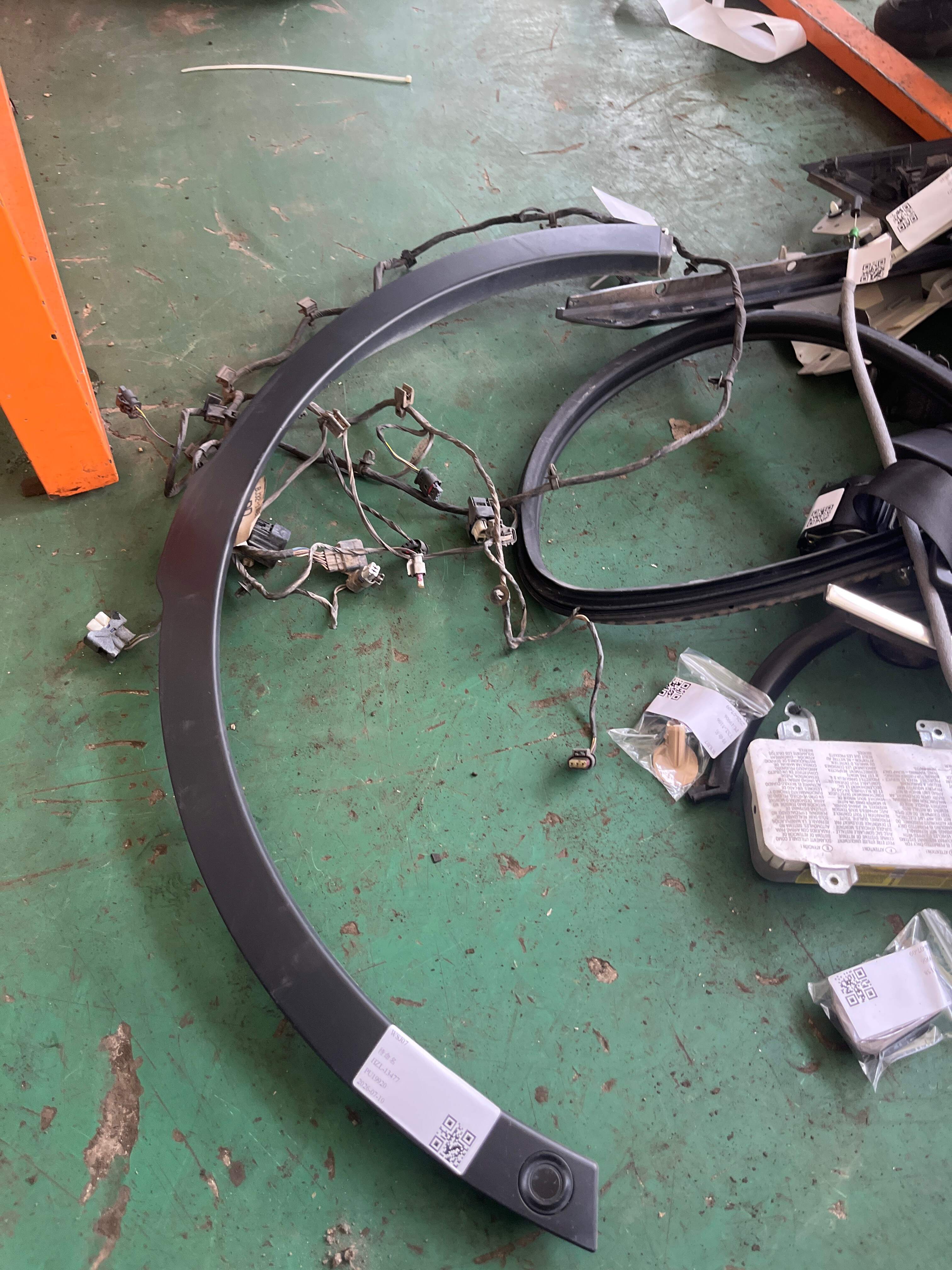 LR044280 Front Wheel Arch Molding, Left