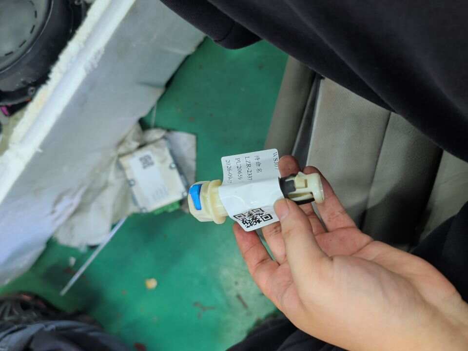 52107236750 前排座椅头枕导套