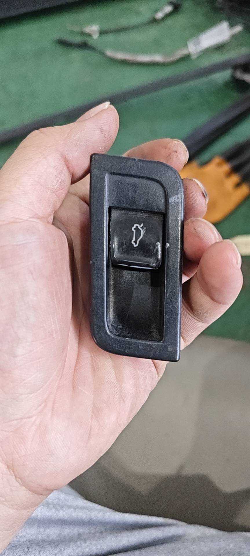 18D959831E 尾盖开启开关(车内)