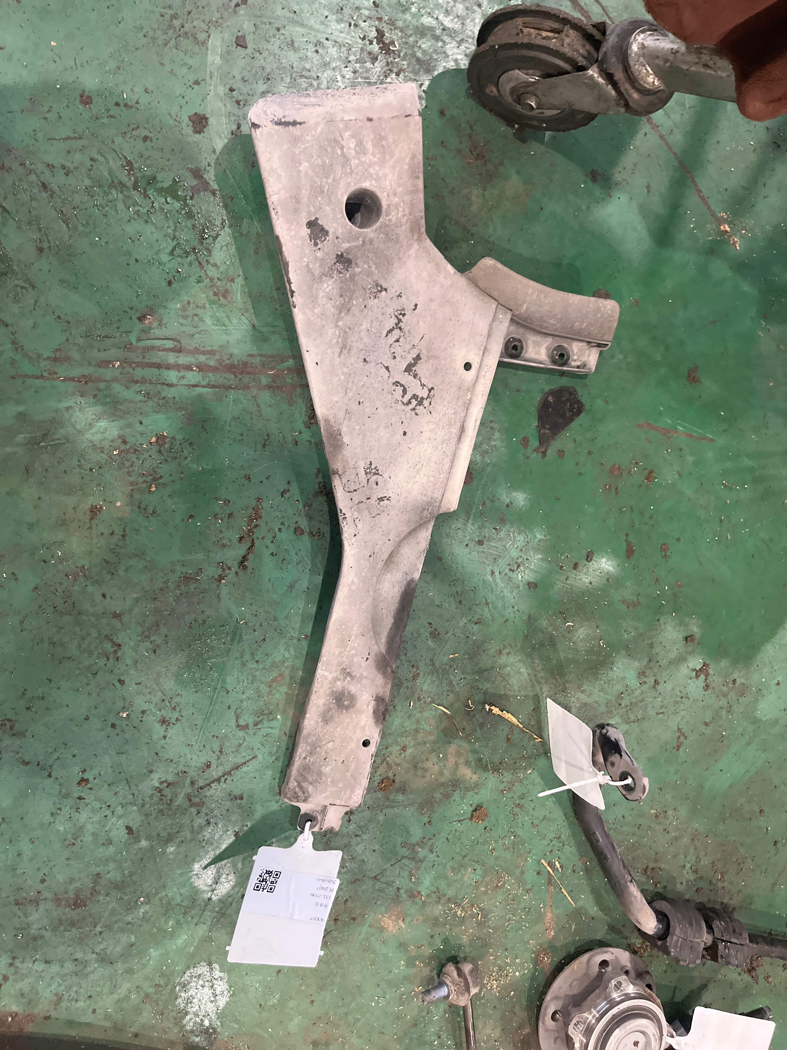 51757185136 Fuel Tank Underside Guard, Right