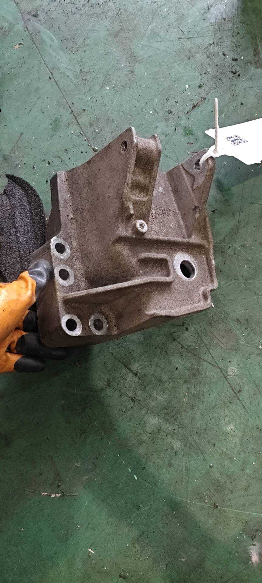 LR032117 Engine Bracket, Right