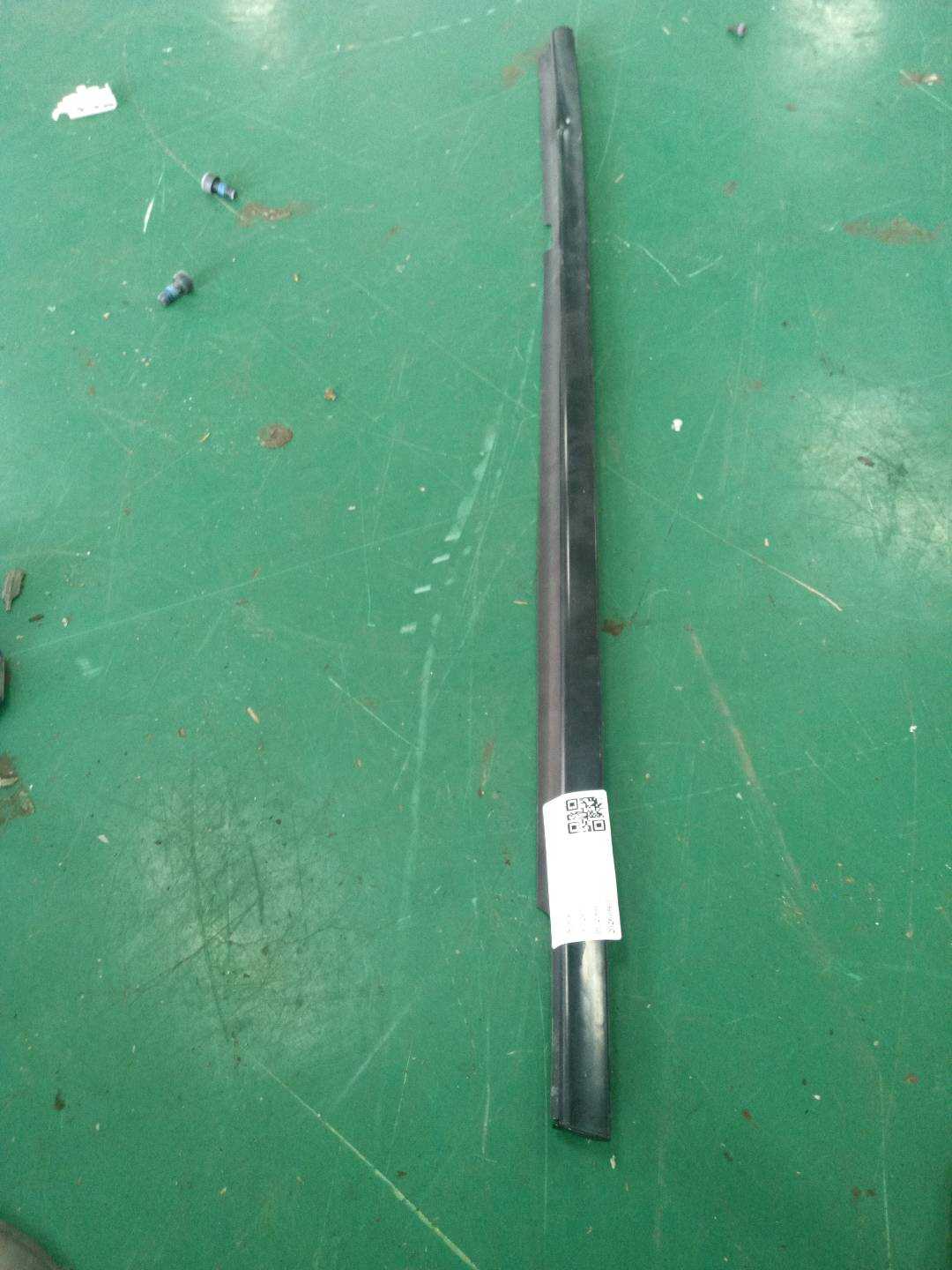 A1646905580 后门玻璃压条（左外）